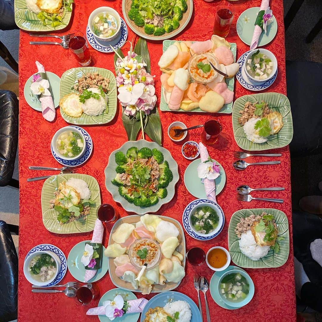 イトウジュン（タイ料理研究家）さんのインスタグラム写真 - (イトウジュン（タイ料理研究家）Instagram)「えりこ先生のジュエリーバッグ✖️ビューティータイ料理のコラボレッスンでした😊✨　今回はトートバッグなどの大物を作ったり、美容トークでもかなり盛り上がって楽しいレッスンでした。 私はシャネル風メガネケースを作りました🕶😍✨写真また投稿するね✨ 来月も楽しみだなー  今日のメニューは さとこさんリクエストの ★ガパオ　と ★ココナッツディップandえびせん ★ブロッコリーの和え物 ★豆腐と豚肉のクリアスープ  とても寒かったのでスープをたっぷりつくりました。  #コラボレッスン #ジュエリーバッグ  #タイ料理レッスン #コラボレッスン #タイ料理研究家イトウジュン  #タイ料理教室  #大人の習い事 #東京習い事  #会員制  #紹介制 #予約の取れない  #オーガニック #手作り小物  #東京レッスン  #セレブ  #セレブママ  #junsjuicykitchen  #タイ料理レッスン #ガパオ #テーブルコーディネート  #インスタ映え #自由が丘 #自由が丘レッスン  #サロネーゼ  #習い事自由が丘 #タイ料理大好き  #タイ料理ランチ」11月29日 23時10分 - junito.13
