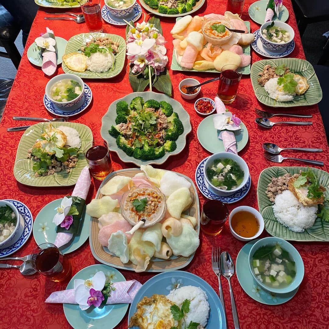 イトウジュン（タイ料理研究家）さんのインスタグラム写真 - (イトウジュン（タイ料理研究家）Instagram)「えりこ先生のジュエリーバッグ✖️ビューティータイ料理のコラボレッスンでした😊✨　今回はトートバッグなどの大物を作ったり、美容トークでもかなり盛り上がって楽しいレッスンでした。 私はシャネル風メガネケースを作りました🕶😍✨写真また投稿するね✨ 来月も楽しみだなー  今日のメニューは さとこさんリクエストの ★ガパオ　と ★ココナッツディップandえびせん ★ブロッコリーの和え物 ★豆腐と豚肉のクリアスープ  とても寒かったのでスープをたっぷりつくりました。  #コラボレッスン #ジュエリーバッグ  #タイ料理レッスン #コラボレッスン #タイ料理研究家イトウジュン  #タイ料理教室  #大人の習い事 #東京習い事  #会員制  #紹介制 #予約の取れない  #オーガニック #手作り小物  #東京レッスン  #セレブ  #セレブママ  #junsjuicykitchen  #タイ料理レッスン #ガパオ #テーブルコーディネート  #インスタ映え #自由が丘 #自由が丘レッスン  #サロネーゼ  #習い事自由が丘 #タイ料理大好き  #タイ料理ランチ」11月29日 23時10分 - junito.13