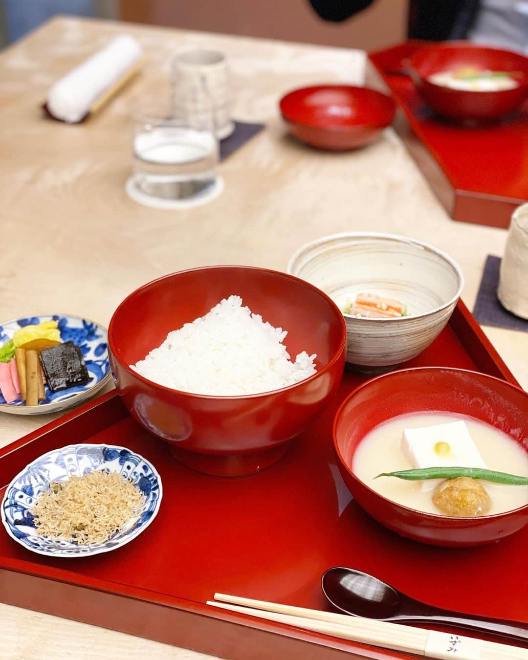 アレルギーナビゲーター 細川真奈 ❤さんのインスタグラム写真 - (アレルギーナビゲーター 細川真奈 ❤Instagram)「#そうだ京都へ行こう . 宿泊した @the_hiramatsu_kyoto の朝ごはん。 2泊したので1日目は和食、2日目は洋食でお願いしました。 . #卵乳製品アレルギー があると、宿泊時に洋食が食べられることはほぼ難しいと思うのですが、 @hiramatsuhotels_resorts_ginoza に宿泊した際も素晴らしい対応をして下さったので安心してお願いしました。（スワイプ⑤〜⑨枚目が洋食メニューです） . なんとパンはその場で手作りされているとのこと😳！ しかも #卵不使用 #乳製品不使用 なだけでなく、 #グルテンフリー なのパンだそう🥯✨ #グルテンフリーパン なのに、パサパサ感はなくむしろモチっとして甘みがあって美味しかった〜❤️❤️ . 驚いたのは、 パンの他にパスタとリゾットも出てきたこと。 炭水化物オンパレード😂✨ でも、どれも美味しすぎて完食❣️笑 . #ひらまつホテル 全制覇したいくらい好きなホテルになりました❤️ . . #子連れ旅行 #子連れ京都 #thehiramatsukyoto #6月生まれベビー #2020ベビー #令和2年ベビー #男の子ママ #卵アレルギー #乳製品アレルギー #山芋アレルギー #ナッツアレルギー #食物アレルギー #アレルギー #大人の食物アレルギー #アレルギーナビゲーター  #アレルギーっ子の旅行 #食物アレルギー_旅行 #食物アレルギー_京都」11月29日 23時12分 - manahosokawa