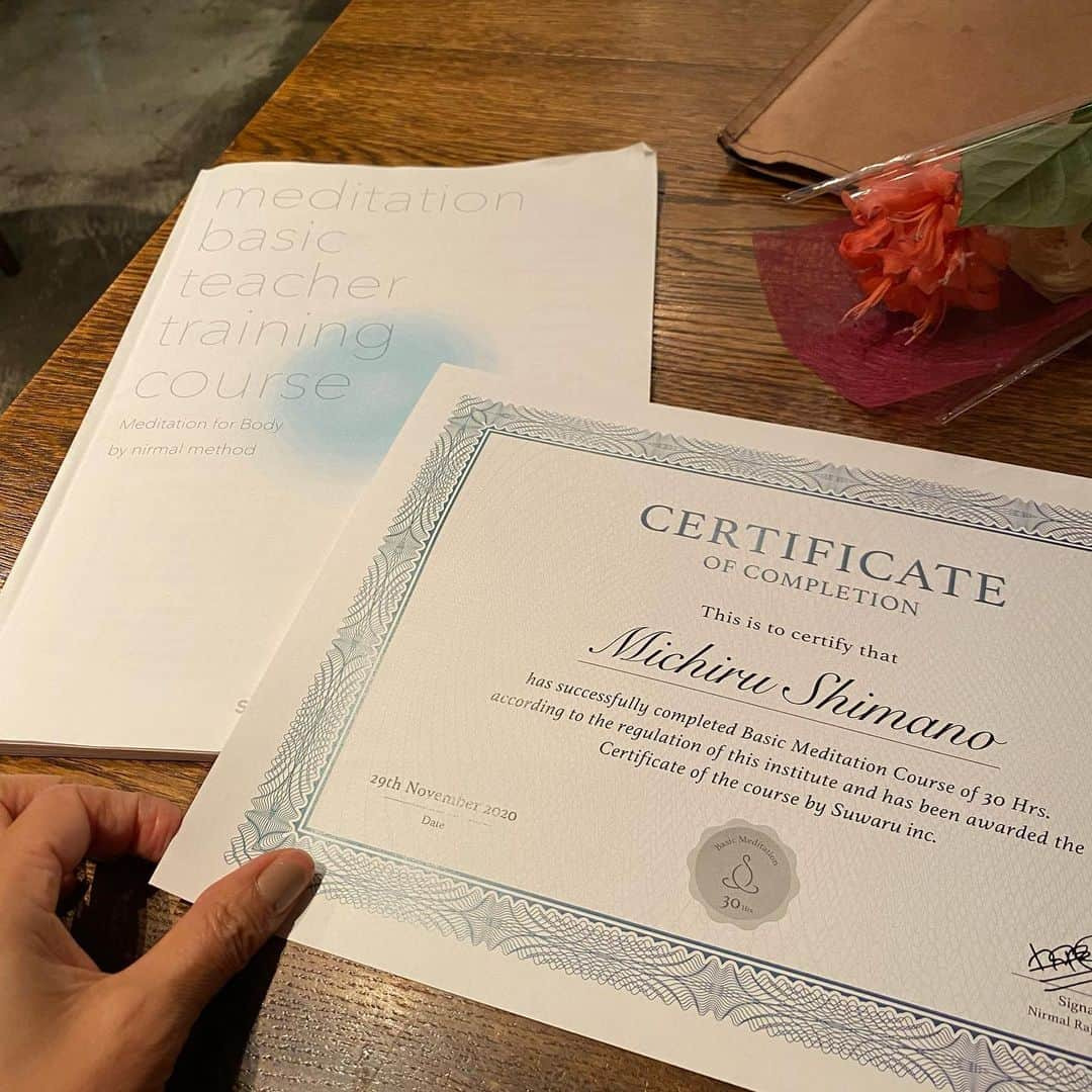 MICHIRUさんのインスタグラム写真 - (MICHIRUInstagram)「11月から通い始めたsuwaruのmeditation basic teacher training course✨﻿ ﻿ ヨガと出会って早くも25年が経ってしまいました。﻿ 長いようであっといいう間。﻿ 様々な出会いと繋がりから瞑想、マインドフルネスを深めていくために通ったsuwaruの30時間のベーシックコース。﻿ 本日は最終日で修了証をニーマル先生から授与いただきました！﻿ 本当に深い学びのいい時間でした☺️ ベーシックコースは無事終了しましたが終わりではなくてここからが始まり。﻿ 学んだことを日常に生かしながらさらに学びを深めていけたらと思ってます✨ ﻿そして12月は次のクラス、インターミディエイトのステップへと向かって行きたいと思います。 まだまだ先は長いけど楽しみです✨  ありがとうございました🙏﻿  帰り道の月が綺麗。そういえば明日は満月🌝 ﻿ #suwaru #suwarumeditation ﻿#メディテーション　#マインドフルネス　#マインドフルネス瞑想　#yoga #呼吸法　#ニーマルメソッド　 ﻿」11月29日 23時13分 - barbiemichiru