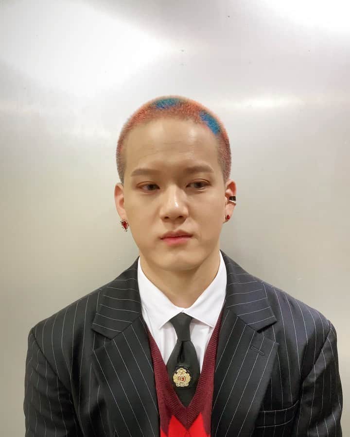 プニエル のインスタグラム：「7 blue hearts for today’s hair!  💙💙💙💙💙💙💙  오늘 머리는 파란 하트 7개」