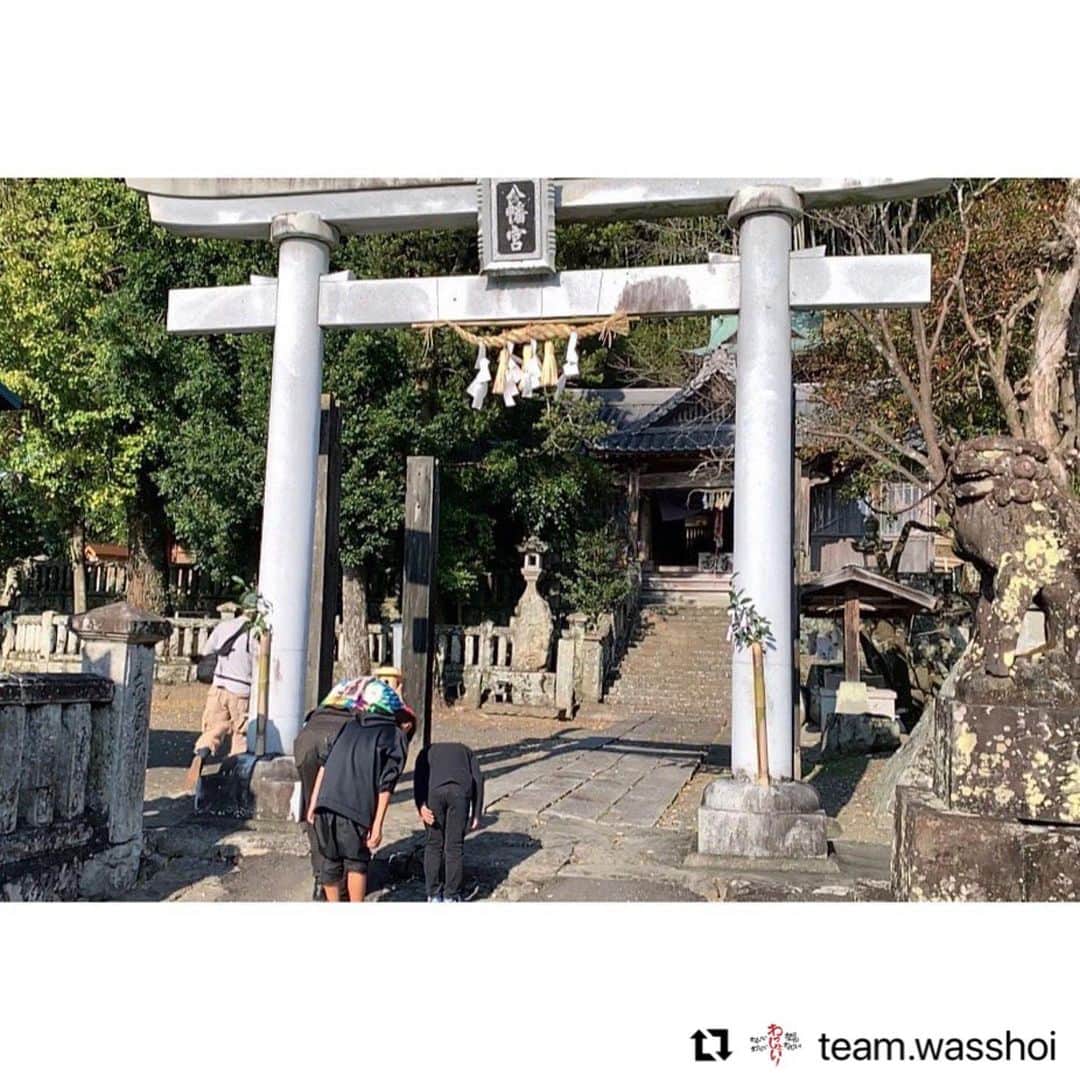 安藤モモ子さんのインスタグラム写真 - (安藤モモ子Instagram)「収穫最初のご報告は、子どもたちと親子で、すぐ近くの氏神様に。 ありがとうございました。 そして、また来年も宜しくお願い申し上げます！  @team.wasshoi  ・・・ 「わっしょい！」という名の如く、 収穫させて頂いた大豆をまずは畑の氏神様「諸木八幡宮様」へ御奉納！ 子どもたち、お父さん、お母さんたちと一緒に「ありがとうございます！」と御奉納させていただきました。  神様に祈りを捧げる神社のお祭りは、地域の人々が集うコミュニティや情報交換の場でもあります。氏神様は、かつては今で言う「種の交換会」の場として、また奉納は「シードバンク」としての役割もあったそうです。 地域のお百姓さん達がそれぞれの種を自慢し合ったり、交換し合ったりする風景が目に浮かび、幸せな気持ちになりました。 子供たちがわんさか集う境内は生き生きと、風が通り抜けて心地よかったです。  諸木地域とのご縁に感謝し、わっしょい！は、これからも地域の皆さまと一緒に子どもたちの輝く未来のために活動して参ります。  #わっしょい #諸木八幡宮 #大豆の御奉納 #収穫祭 #安藤桃子」11月29日 23時20分 - momokoando