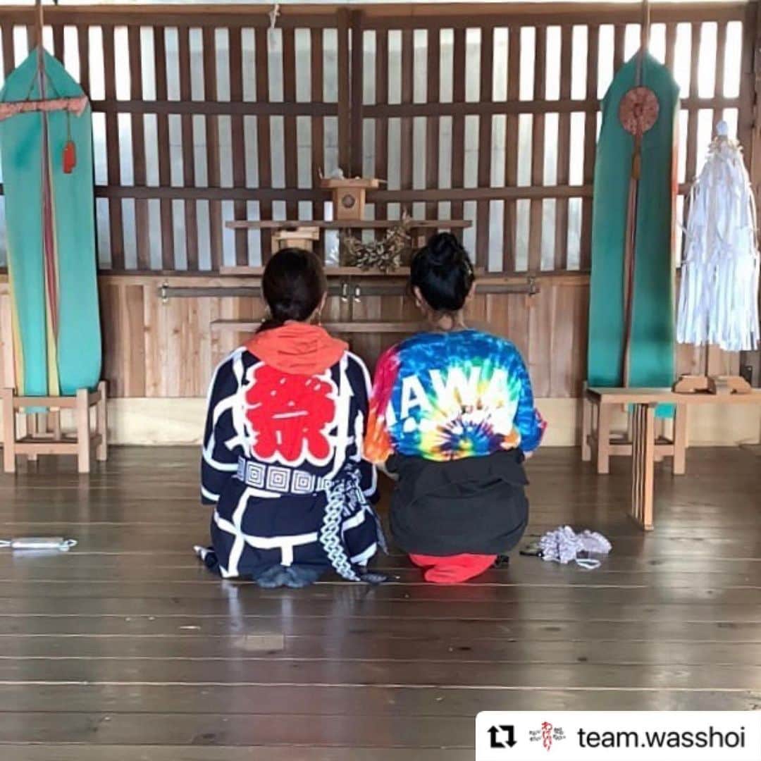 安藤モモ子さんのインスタグラム写真 - (安藤モモ子Instagram)「収穫最初のご報告は、子どもたちと親子で、すぐ近くの氏神様に。 ありがとうございました。 そして、また来年も宜しくお願い申し上げます！  @team.wasshoi  ・・・ 「わっしょい！」という名の如く、 収穫させて頂いた大豆をまずは畑の氏神様「諸木八幡宮様」へ御奉納！ 子どもたち、お父さん、お母さんたちと一緒に「ありがとうございます！」と御奉納させていただきました。  神様に祈りを捧げる神社のお祭りは、地域の人々が集うコミュニティや情報交換の場でもあります。氏神様は、かつては今で言う「種の交換会」の場として、また奉納は「シードバンク」としての役割もあったそうです。 地域のお百姓さん達がそれぞれの種を自慢し合ったり、交換し合ったりする風景が目に浮かび、幸せな気持ちになりました。 子供たちがわんさか集う境内は生き生きと、風が通り抜けて心地よかったです。  諸木地域とのご縁に感謝し、わっしょい！は、これからも地域の皆さまと一緒に子どもたちの輝く未来のために活動して参ります。  #わっしょい #諸木八幡宮 #大豆の御奉納 #収穫祭 #安藤桃子」11月29日 23時20分 - momokoando