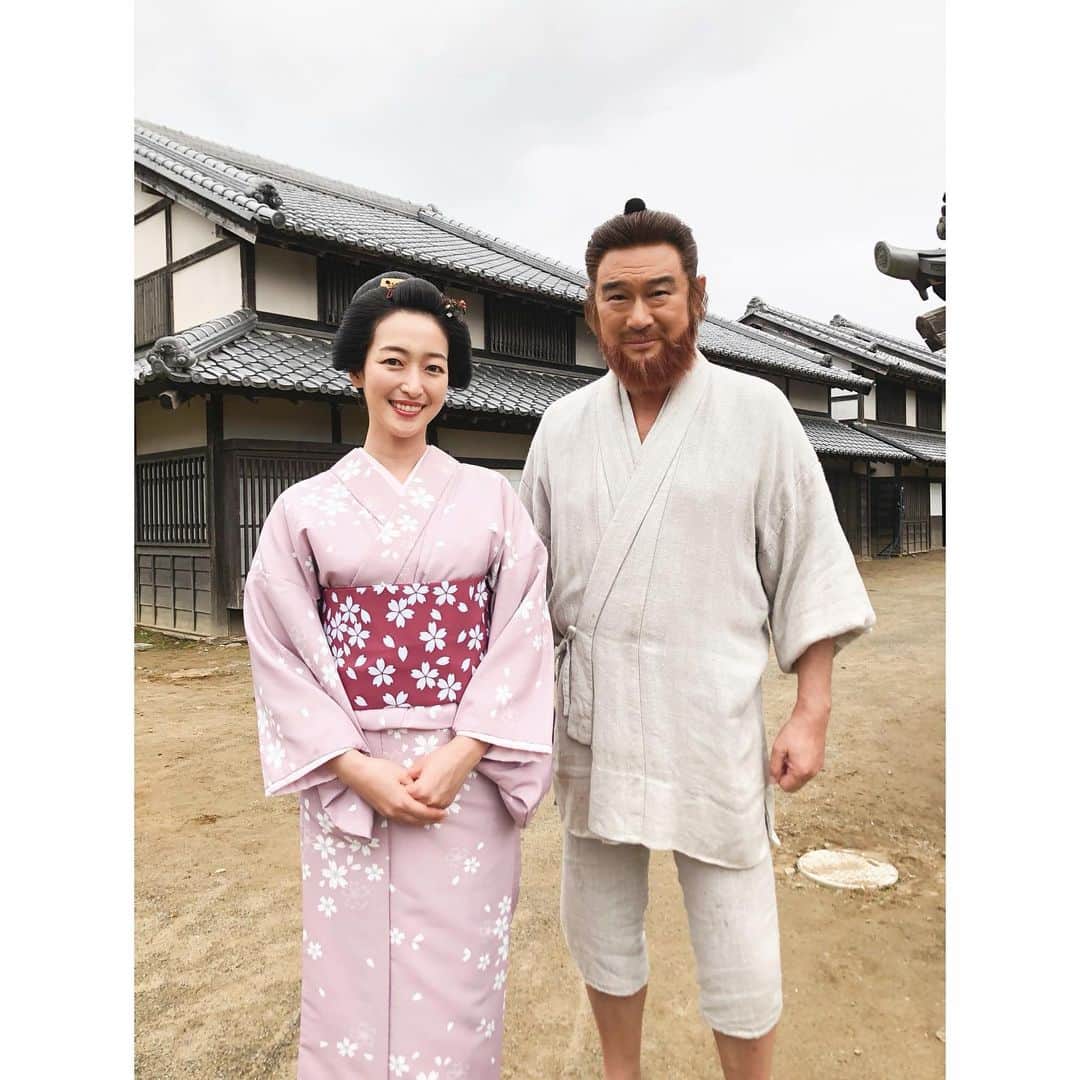 上野なつひのインスタグラム：「NHK BSプレミアム金曜日よる8時〜 「赤ひげ3」7話　最終回！  やっと言える😌 赤ひげさんとの過去が…刹那い思い出が最終回で✨ 映画「ライアーゲーム」で共演した以来久々にご一緒させて頂いた船越英一郎さん😌 相変わらず紳士で優しく、またご一緒できて嬉しかった… スタッフさんも皆さん愛ある現場でやはりトップが素敵だと新参者が入っても素敵だなと思う現場でした🙇‍♀️✨ この時期は暑かったので昔と現代の融合写真も…w  久々の時代物と言うこともあり、ぜひご覧ください！ #赤ひげ3 #船越英一郎  さん #時代劇 #着物」