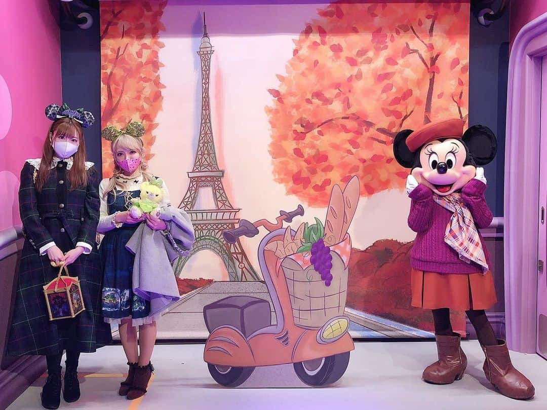 瑞咲まみのインスタグラム：「❤️ミニーのスタイルスタジオ❤️ . 秋服のミニーに会えたよ🥺🍇🍂 めっちゃ嬉しい〜❣️ . 久しぶりのミニたん🎀 可愛かったぁぁぁ🥺💘💕 . . . #ミニーのスタイルスタジオ  #東京ディズニーランド」