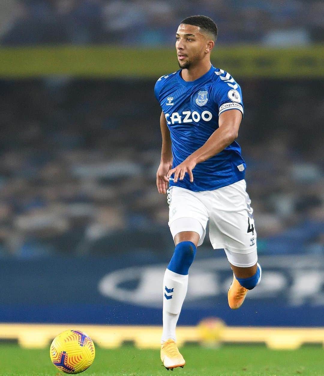 メイソン・ホールゲイトのインスタグラム：「Honour to captain the team yesterday... disappointing result, we gotta improve next week!  @everton」