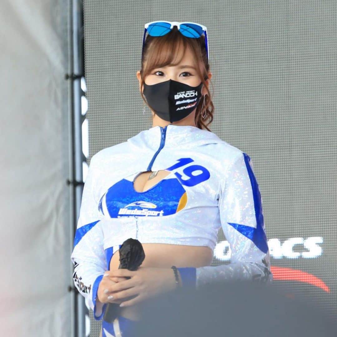 のインスタグラム：「遠くても、マスクでも 見ていてくれるファンの皆さんがいるから‥  私たちはサーキットに来られたし RQのお仕事がやっぱり大スキだと思えた 2020 SUPERGT最終戦でした🥰  本当にありがとう🥺💙  #安田七奈 #なーちゃ #レースクイーン #rq #ラウンドガール #グラビア #グラビアアイドル #グラドル #インスタグラビア#美乳 #水着 #ビキニ #ムチムチ #むちむち #wedssport #bandoh #セクシー #セクシー美女#wedssportracinggals #followme #japanese #japanesegirl #instagood #instalike #photooftheday #팔로우 #얼스타그램 #粉我 #非常好 ⠀ ⠀」