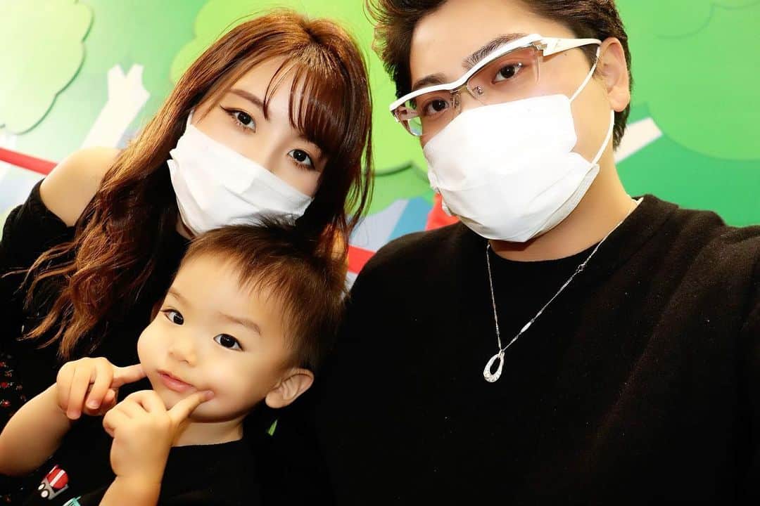 Momoeのインスタグラム：「#happy #家事 #育児 #family #家族 #boy #smile #男の子 #息子 #code #love #lucky #kids #子供 #thankyou #宝物 #ベビー #fashion #follow #心 #縁 #パパ #ママ #家族写真 #アンパンマン #アンパンマンミュージアム」