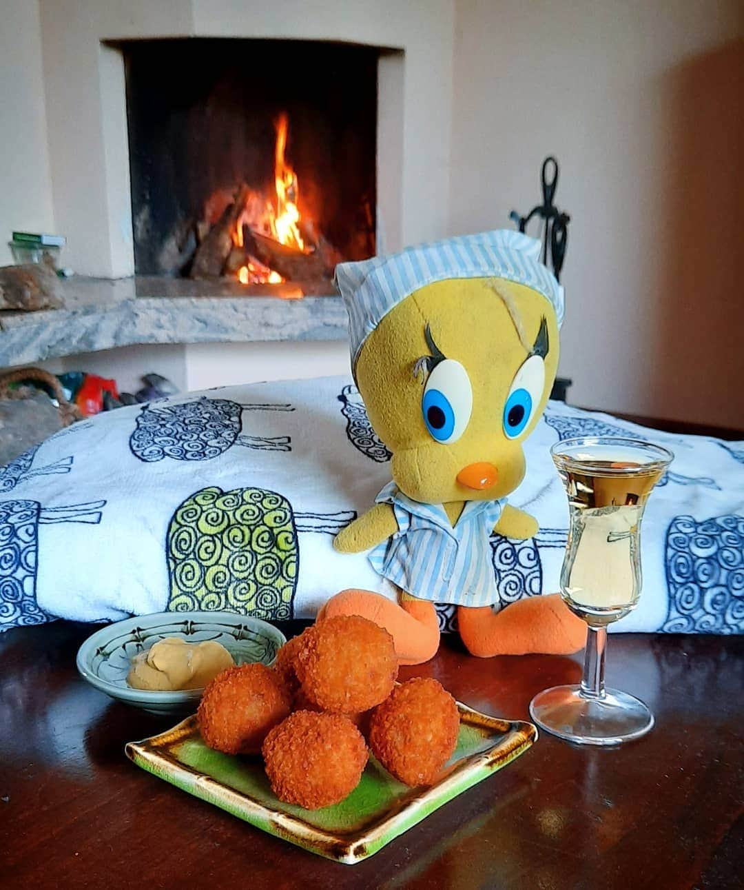 Little Yellow Birdさんのインスタグラム写真 - (Little Yellow BirdInstagram)「Bitterballen!!! #littleyellowbird #tweety #tweetykweelapis #adventures #yellow #bird #weekend #sunday #sundayevening #happyhour #fireplace #woodfire #openhaard #bitterballen #borrel #jenever #coldweather #stuffedanimalsofinstagram #plushiesofinstagram」11月29日 23時43分 - tweetykweelapis