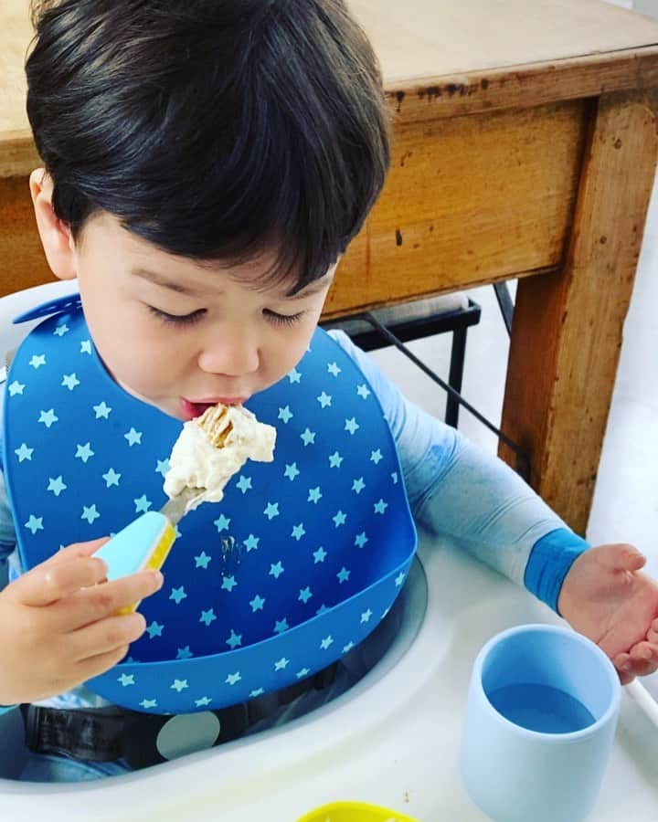 ミシェル・ブランチのインスタグラム：「It’s not too late, to whip it, whip it good...pumpkin pie and whipped cream for breakfast ✌🏻 @clubdevo @markmothersbaugh」