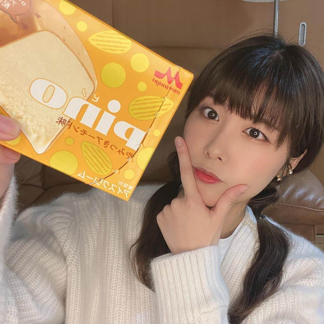 前田玲奈さんのインスタグラム写真 - (前田玲奈Instagram)「#アーモンドピノ #アーモンドアイ ジャパンカップのサインだったのですね… 競馬配信のお供にしっかり準備してたし、昨日も食べてたし、アーモンドアイ軸で間違いなかったんだ！（といいつつ可能性は無限大なので選択肢は削るより増やしてくスタイル） ずっとドキドキしていたし、ついに今日後世に語り継がれるであろうレースが観られて、充足感すごいです。アーモンドアイさん、ルメールさん素晴らしい偉業と美しい姿をありがとう。そしてお疲れ様でした。有馬出てくれるならば、デアリングタクトとキセキを推していきたいな…ラッキーライラック…  #やみつきアーモンド についてはご本人の写真とともにまたあげます。なんか運気上がりそうな色と味ですごくいいんですよ。  #ピノアーモンドソロデビュー #ピノアーモンドちゃんと買ったよ #アイ活 #アイスフェアリー #icecream #コンビニアイス #新作アイス #3枚目は試行錯誤して撮ったのに使わなかったのでここで供養」11月29日 23時44分 - maedarena_ice