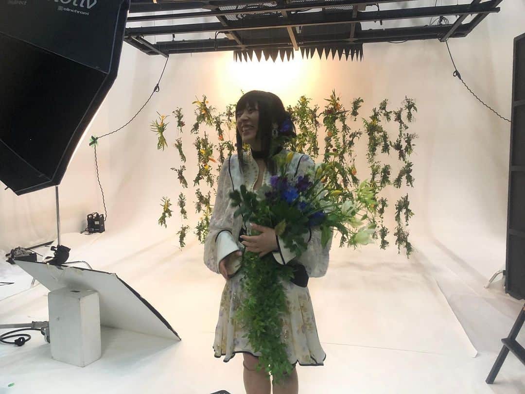 鈴華ゆう子のインスタグラム：「今さらですが、ソロ撮影の日の裏側(*´ω｀*) #鈴華ゆう子 #yukosuzuhana」