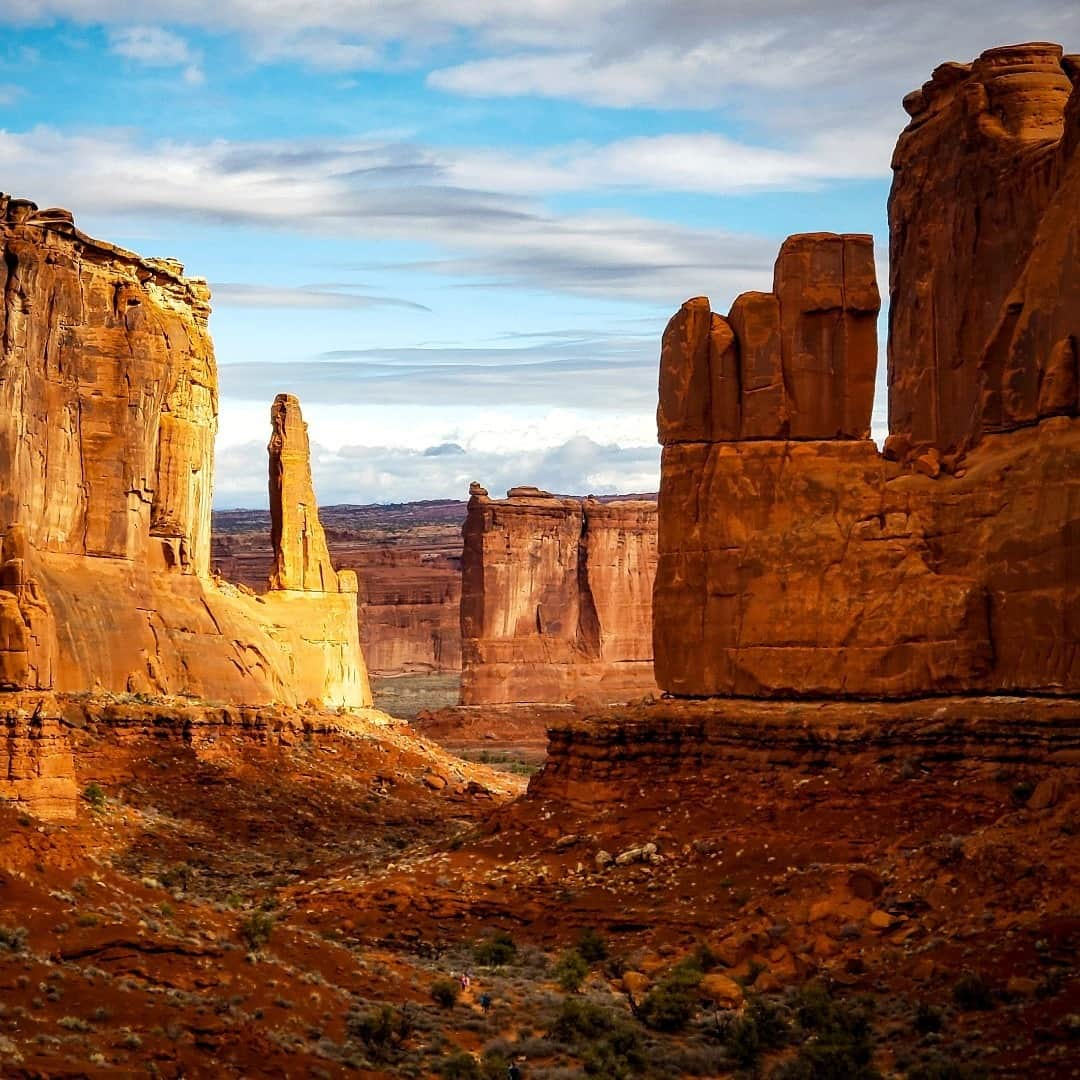 アメリカ内務省さんのインスタグラム写真 - (アメリカ内務省Instagram)「The sandstone formations at Arches National Park in #Utah bask in the evening light after a rainstorm. What a powerful place. Walking among massive monoliths and towering walls at the Park Avenue and Courthouse Towers area - it echoes a city stroll, just with natural skyscrapers. They are telling a story in stone. And we are listening. Photo @archesnps by Neil Hoeffner (www.sharetheexperience.org). #usinterior #archesnationalpark #rockformations #findyourpark」11月29日 23時40分 - usinterior