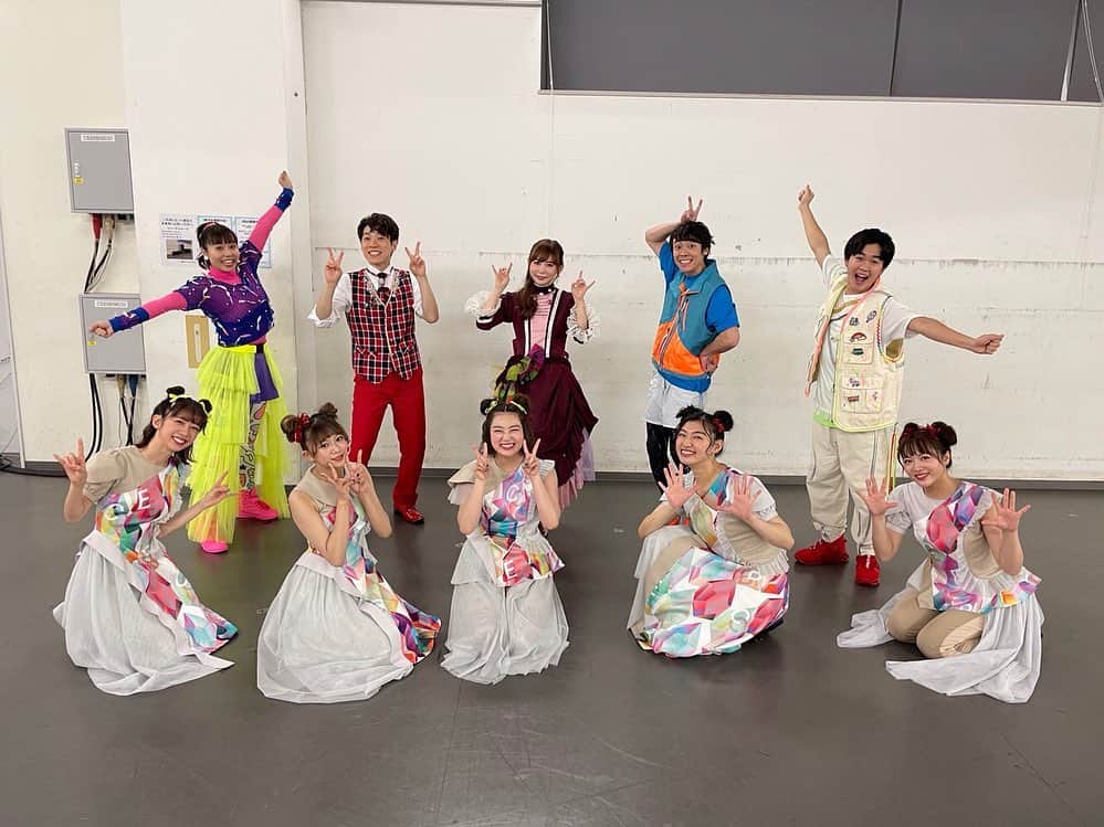 のインスタグラム：「今日は11月29日、いい福の日！！ いい福の日に、すっごく良い事ありました！！ ｢FamilyDreamLive2020 とどけみんなのおうち｣無事に全公演終えられました！！！  一昨年、去年と続き3年目、自分でもキャストのみなさん、スタッフのみなさんから得るものが大きく、たくさん成長できていることを感じています。 今回特に感じたのは、観てくれている方々のありがたさ、です。 今のコロナの状況で会場に来てくださったみなさん、配信公演を観てくれたみなさんがいて、僕らが元気と感動を与えようと頑張ったつもりが、僕も元気と感動をもらいました！  観ていてくれたみんな！ 夢の空間を一緒に作ってくれてありがとうございます！  そして今回、だいすけお兄さん、よしお兄さん、りさお姉さんと4人でステージに立つタイミングがあり、バリバリ世代の僕からしたら夢の時間でした(笑) サイコーでした！！  中川翔子さんの凄さ、魅力に圧倒され、私立恵比寿中学のみなさんの｢手をつなごう｣に大感動。 本当に最高の１日でした！  そして演出の岸本さんと音楽監督の小島さん、たくさん言いたいことはありますが、とりあえず大好きです(笑)  本当に1129(いいふく)の日でした！！！！ ありがとう～！！  #FamilyDreamLive#ありがとう」