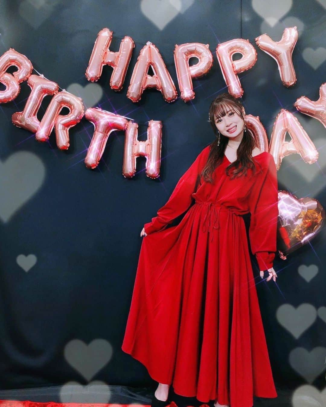 高柳明音さんのインスタグラム写真 - (高柳明音Instagram)「11月29日 今年もまた１つ元気に 誕生日を迎えられました。  それが何より幸せなことだと 改めて実感します。  まぁいろいろあった 1年でした。  そしてまだこれからも いろいろあるのだろうと思います。  旅立ちが出来ず もどかしい部分もありますが、  表部分、卒業できず 何も変われなかったように 見えるかもしれないけど  卒業するはずだった春ごろから 私の中では沢山の変化がありました。  周りの環境が変わり とても今、恵まれているなと 感じます。  こんな事態にならなければ 出会えなかった人との出会い。  いろいろ話せる友達も 久々にできたり 気にかけてくださる お父さんみたいな人ができたり  本当に私の中では 人の縁が繋ぐ奇跡が沢山ありました。  家にしかいられなかった時は 不安だったけど 私をみて元気になったり 喜んでくれる沢山のファンの方が いてくれるんだって知りました。  感謝です本当に 私が私でいられるのは 周りの沢山の愛のおかげです ありがとうございます。  また一年 もっと素敵な人になれるように 頑張ります。  高柳明音」11月29日 23時47分 - akane_o8o