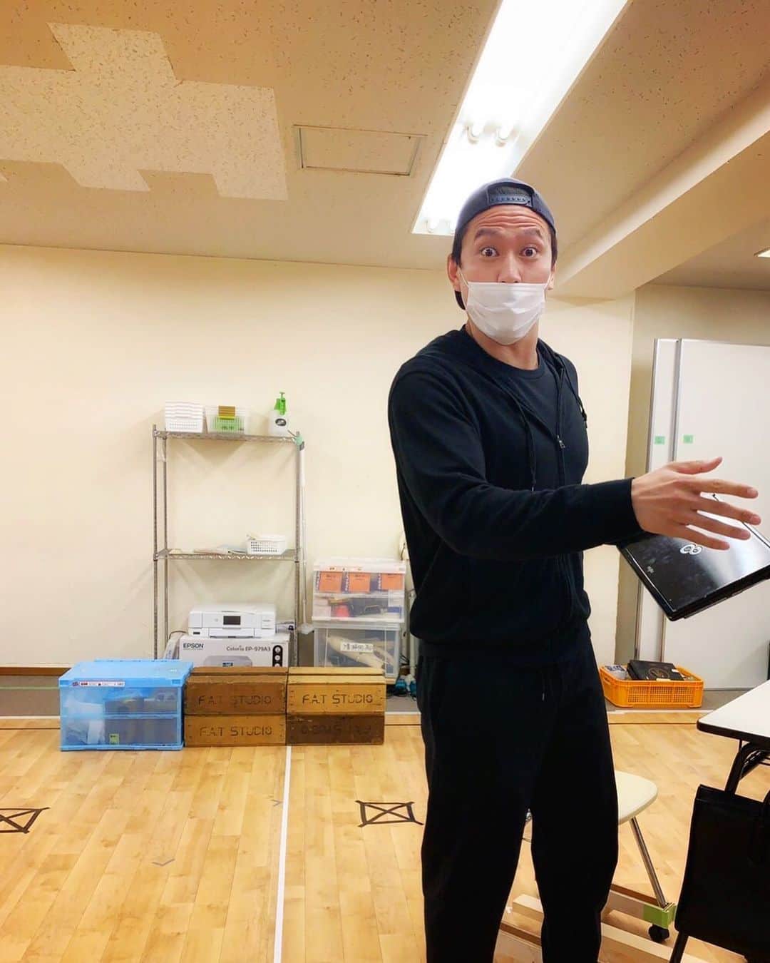 小柳心のインスタグラム：「本編中にスマホを使うシーンがあって、ほんとに撮ってたんです。 もーすんごい楽しそう、私。  明日も稽古が楽しみ。 歌ズバな皆様の歌を毎日聞けてほんと幸せ。いっぱい踊れてほんと幸せ。 みんなに幸せおすそわけ！  ＊＊＊ . ／ ミュージカル『#グッドイブニングスクール』 ＼ ◆劇場：本多劇場 ◆公演日程：2020年12月17日（木）～20日（日） . #パトカン #横田龍儀 #中井智彦 #黒沢ともよ #谷口ゆうな #オレノグラフィティ #小柳心 #鯨井康介 #コング桑田 #goodeveningschool」