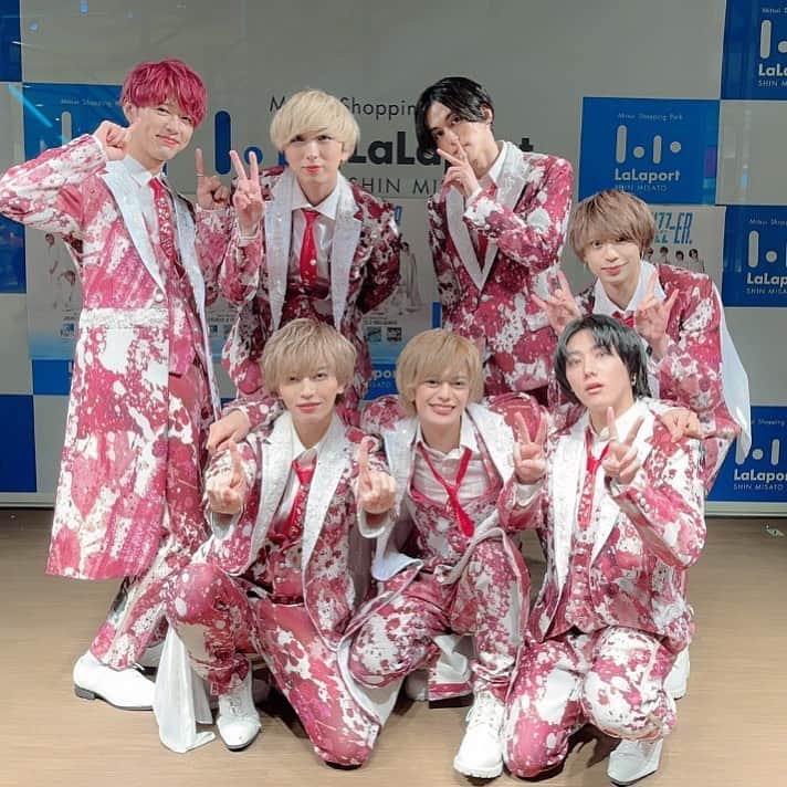 BUZZ-ER.のインスタグラム：「【🐝ららぽーと新三郷🐝】 リリースイベント3days最終日✨ 本日もお越し頂き、 ありがとうございました🤗✨  明日はCHIBA🦊SAKU🐶コンビで FMヨコハマ 『Tresen』に生出演します💁‍♀️ 16:20〜16:45頃出演予定です‼」