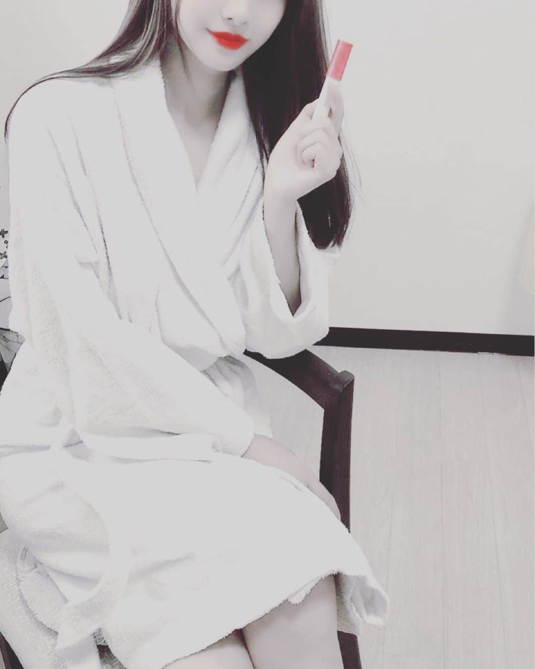 緑川みやびのインスタグラム：「今日はホワイトニングして一日中ゴロゴロしてました🦷  おやすみなさーい😊💚🤍  いい夢見ろよ💐  #av女優  #女優　#グリッド投稿  #アダルト  #adult  #セクシー #ファッション #緑川みやび  #ファビュラス #グラマラス  #fashion #fabulous  #sexy #dress  #ポートレート  #お洒落さんと繋がりたい #instagood #instalike #like4like #followme #ファッション #ootd #beauty #instabeauty #instafashion #model #style #focus #color  #art」