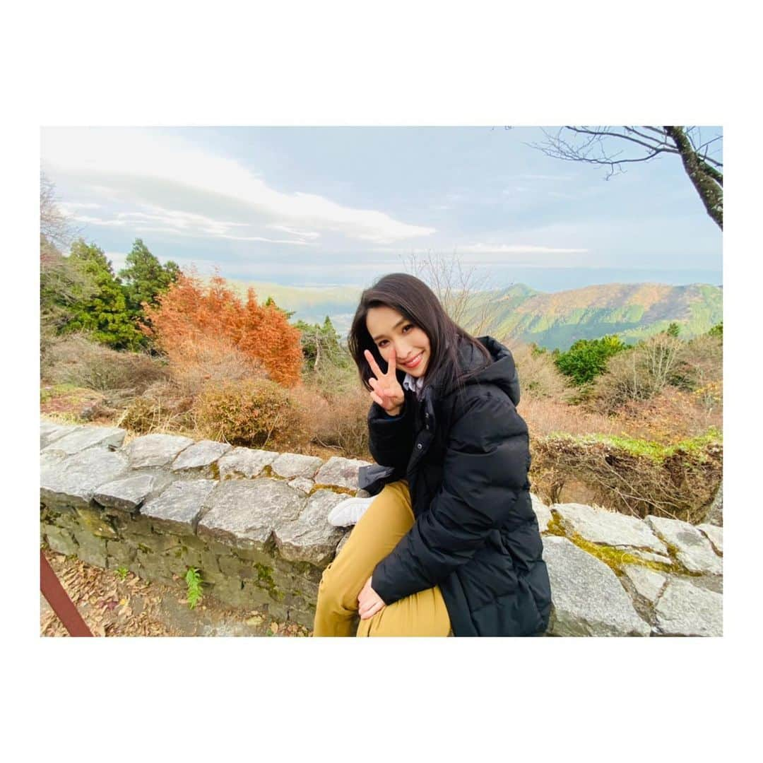 森田真以さんのインスタグラム写真 - (森田真以Instagram)「🌞 山の神様がまた私を呼んでいたので 3週連続山登り行ってきました😂⛰👏🏻 . 高尾山2回行ったので、 今回は奥多摩にある御岳山へ！🛤 iPhone11のノーマルカメラで撮って 一切加工なしでこの綺麗さ🍁💕✨ . 大自然にまた魅了されました😚 さすがに12月も近づくと山頂は寒かったけど🥲 . あったかくなったら また行きたいな〜🌋 来年こそ日の出が見れなかった 富士山リベンジしたい💪🏻💪🏻✨ . . . #mountain #climbing #hiking #sky #autumn #travel #nature #travelgram #outdoor #japan #workout #mitakesan #training #秋 #登山 #紅葉狩り#紅葉 #紅葉 #アウトドア #御岳山 #奥多摩 #青梅 #おすすめスポット #🍁 #山 #山ガール #絶景」11月29日 23時50分 - morita_mai