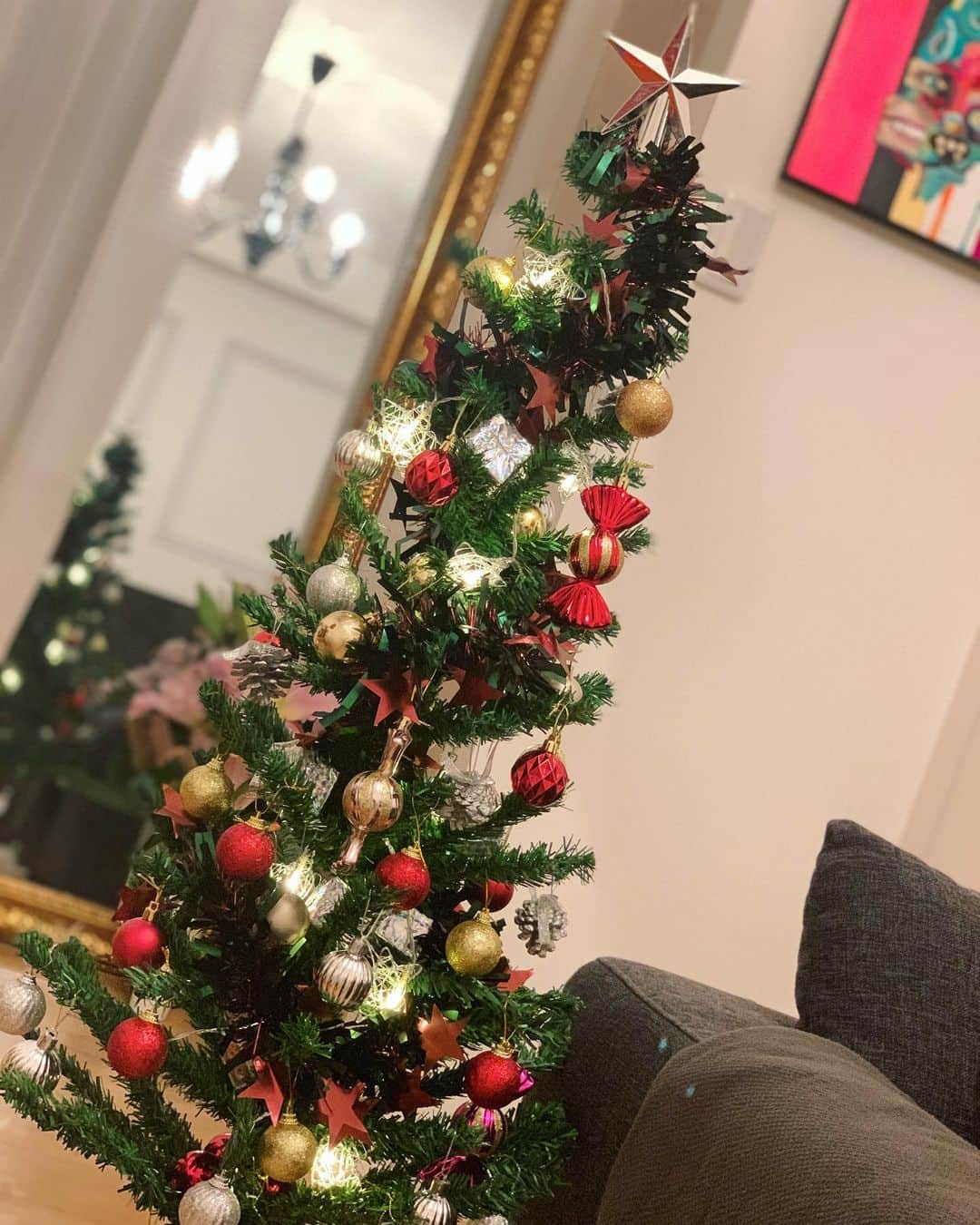 Kumiのインスタグラム：「. 今年もやって参りました この季節💓🎄🎅 . . ほんとにねぇ！！！ このワタシが！！！ 自宅に嬉しそうにクリスマスツリーを飾る日が来るだなんて…誰が想像しただろうか。 . むしろ、部屋の雰囲気崩れるから 季節モノのオブジェとか大嫌いだったんだけど。 . . お花を飾るのと一緒で ついでに部屋の片付けもしよーってなるし 気持ちが正されるんだよね☺️ . . あとは、 疲れたなぁーって思ってお家に帰って来た時 ツリーの灯りに癒されるの🎄 ほっこり☺️ . . 一ヶ月だけの限られた時間ってのが またいい🤍 . . . #可愛いオーナメントが欲しい #全部100均 #クリスマスツリー #christmastree #xmastree #クリスマス　#kumiの部屋　#我が家のクリスマスツリー　#一人暮らし女子 #ひとり暮らし」