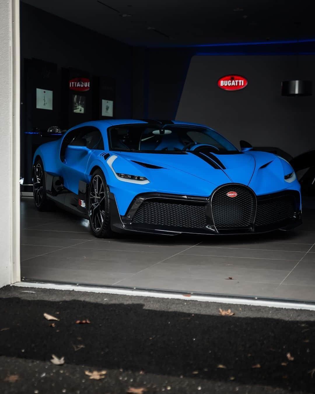 ブガッティさんのインスタグラム写真 - (ブガッティInstagram)「Matte French Blue and Jet Gray: the vivid shades of the paintwork make these BUGATTI Divo all the more striking. True masterpieces of automotive craftsmanship.   #BUGATTI #BUGATTIDivo #DIVO  _  Fuel consumption, l/100km: 36.7 in urban areas / 15.8 in extra urban areas / 23.5 combined; combined CO2 emissions g/km: 553; efficiency class: G」11月30日 0時00分 - bugatti