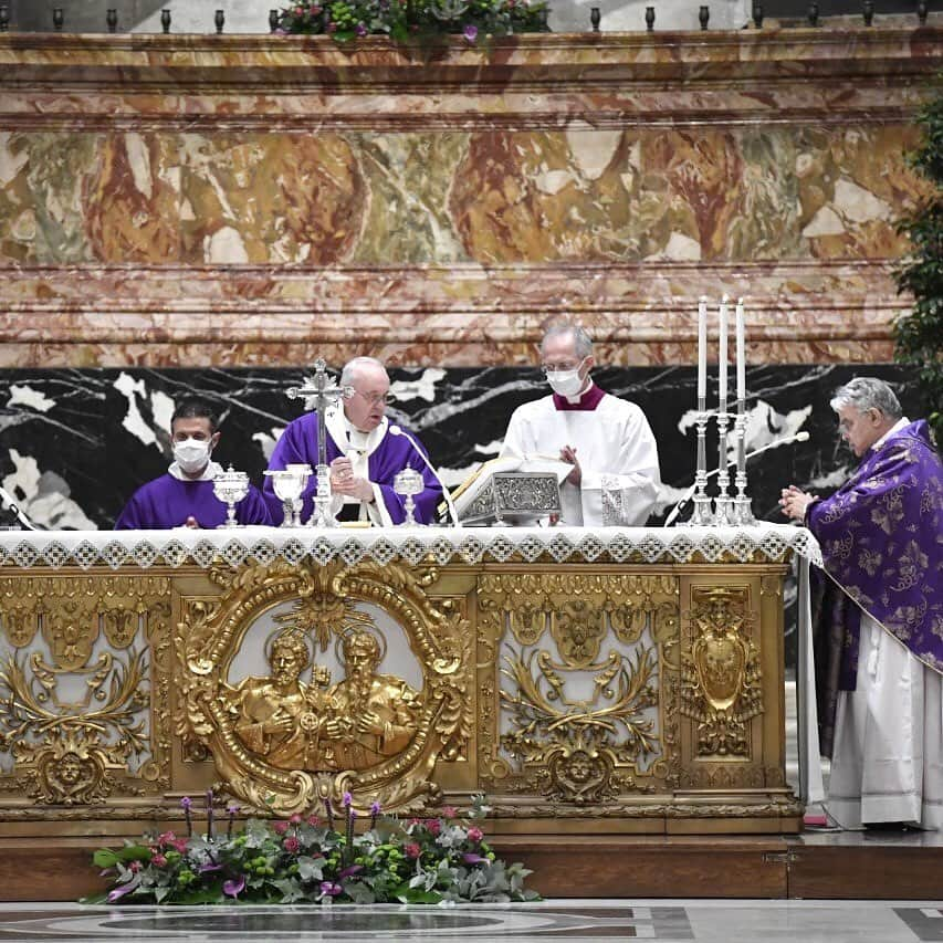 フランシスコ（ローマ教皇）さんのインスタグラム写真 - (フランシスコ（ローマ教皇）Instagram)「EN: Praying and loving, that is what it means to be watchful. When the Church worships God and serves our neighbour, it does not live in the night. However weak and weary, she journeys towards the Lord. Let us now call out to him. Come, Lord Jesus, we need you! #Consistory  ES: Rezar y amar, he aquí la vigilancia. Cuando la Iglesia adora a Dios y sirve al prójimo, no vive en la noche. Aunque esté cansada y abatida, camina hacia el Señor. Invoquémoslo: Ven, Señor Jesús, te necesitamos. #Consistorio  PT: Rezar e amar: aqui está a vigilância. Quando a Igreja adora a Deus e serve o próximo, não vive na noite. Ainda que esteja cansada e provada, caminha rumo ao Senhor. Invoquemo-Lo: Vinde, Senhor Jesus! #Consistório  IT: Pregare e amare, ecco la vigilanza. Quando la Chiesa adora Dio e serve il prossimo, non vive nella notte. Anche se stanca e provata, cammina verso il Signore. Invochiamolo: Vieni, Signore Gesù, abbiamo bisogno di te. #Concistoro  FR: Prier et aimer, voilà la vigilance. Quand l’Eglise adore Dieu et sert le prochain, elle ne vit pas dans la nuit. Même si elle est fatiguée et éprouvée, elle chemine vers le Seigneur. Invoquons-le: Viens, Seigneur Jésus, nous avons besoin de toi. #Consistoire   DE: Beten und lieben, hierin besteht die Wachsamkeit. Wenn die Kirche Gott anbetet und dem Nächsten dient, lebt sie nicht in der Nacht. Auch wenn sie müde und leidgeprüft ist, ist sie zum Herrn hin unterwegs. Rufen wir ihn an: Komm, Herr Jesus, wir sind auf dich angewiesen. #Konsistorium」11月29日 23時53分 - franciscus