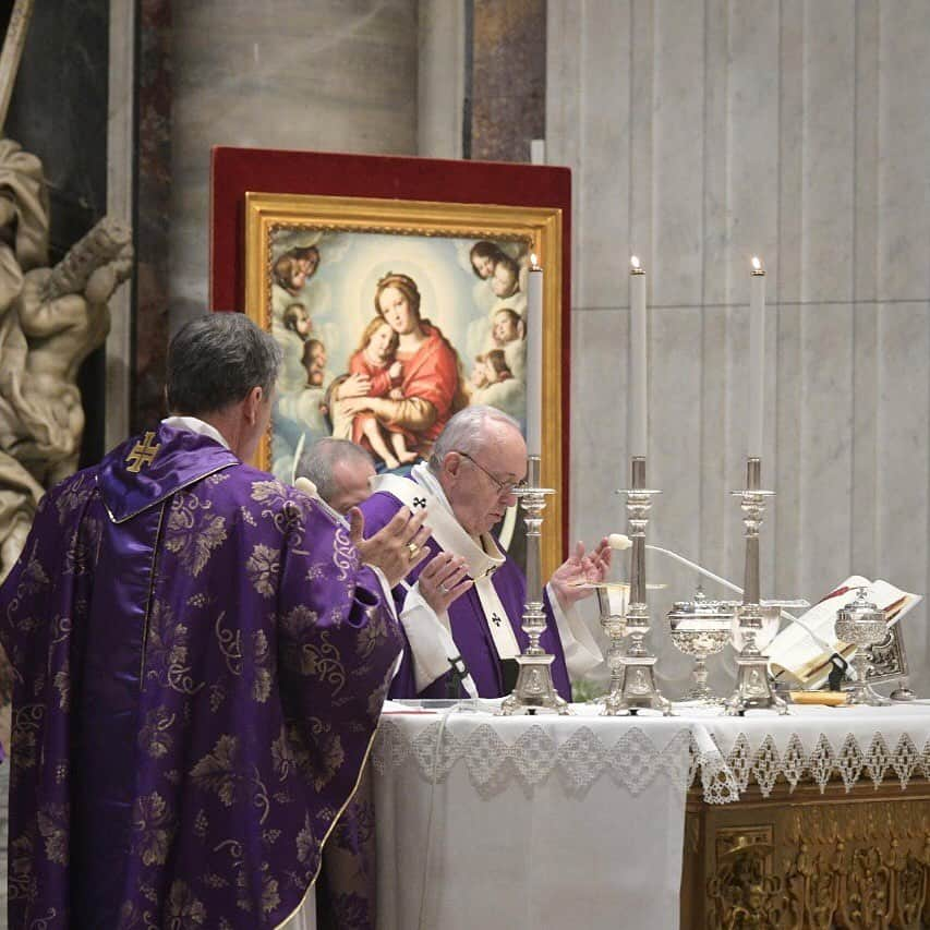 フランシスコ（ローマ教皇）さんのインスタグラム写真 - (フランシスコ（ローマ教皇）Instagram)「EN: Praying and loving, that is what it means to be watchful. When the Church worships God and serves our neighbour, it does not live in the night. However weak and weary, she journeys towards the Lord. Let us now call out to him. Come, Lord Jesus, we need you! #Consistory  ES: Rezar y amar, he aquí la vigilancia. Cuando la Iglesia adora a Dios y sirve al prójimo, no vive en la noche. Aunque esté cansada y abatida, camina hacia el Señor. Invoquémoslo: Ven, Señor Jesús, te necesitamos. #Consistorio  PT: Rezar e amar: aqui está a vigilância. Quando a Igreja adora a Deus e serve o próximo, não vive na noite. Ainda que esteja cansada e provada, caminha rumo ao Senhor. Invoquemo-Lo: Vinde, Senhor Jesus! #Consistório  IT: Pregare e amare, ecco la vigilanza. Quando la Chiesa adora Dio e serve il prossimo, non vive nella notte. Anche se stanca e provata, cammina verso il Signore. Invochiamolo: Vieni, Signore Gesù, abbiamo bisogno di te. #Concistoro  FR: Prier et aimer, voilà la vigilance. Quand l’Eglise adore Dieu et sert le prochain, elle ne vit pas dans la nuit. Même si elle est fatiguée et éprouvée, elle chemine vers le Seigneur. Invoquons-le: Viens, Seigneur Jésus, nous avons besoin de toi. #Consistoire   DE: Beten und lieben, hierin besteht die Wachsamkeit. Wenn die Kirche Gott anbetet und dem Nächsten dient, lebt sie nicht in der Nacht. Auch wenn sie müde und leidgeprüft ist, ist sie zum Herrn hin unterwegs. Rufen wir ihn an: Komm, Herr Jesus, wir sind auf dich angewiesen. #Konsistorium」11月29日 23時53分 - franciscus