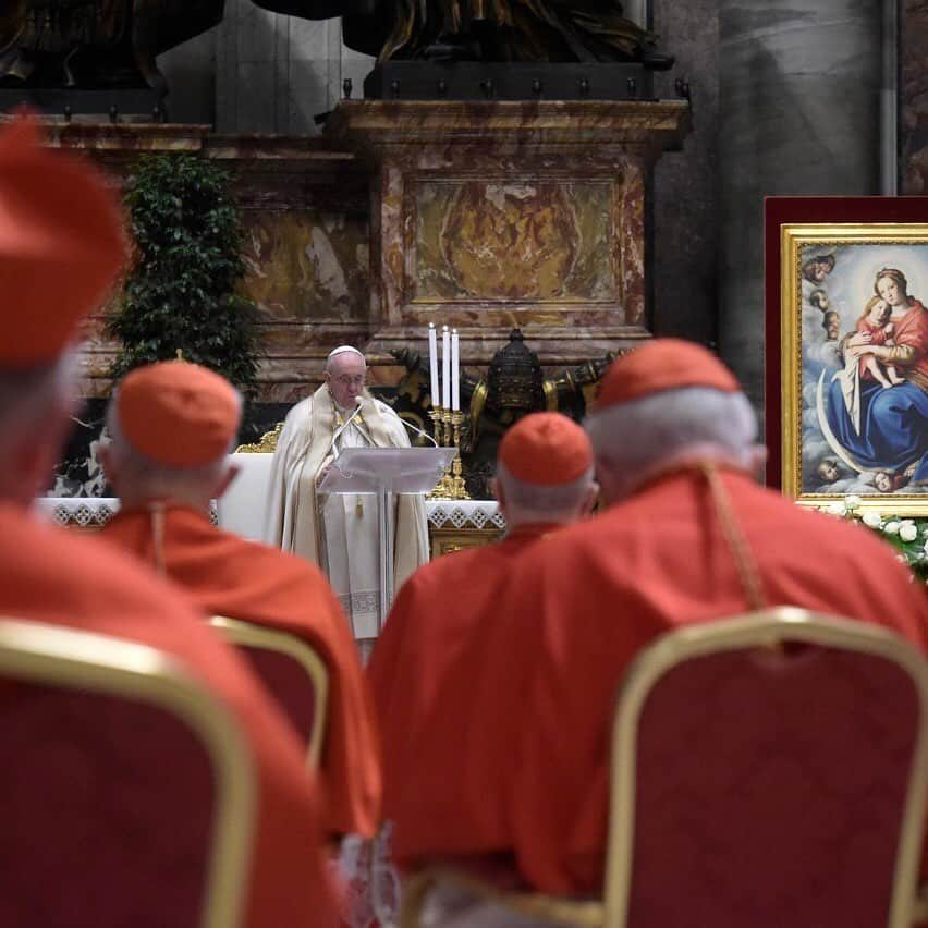 フランシスコ（ローマ教皇）さんのインスタグラム写真 - (フランシスコ（ローマ教皇）Instagram)「EN: Praying and loving, that is what it means to be watchful. When the Church worships God and serves our neighbour, it does not live in the night. However weak and weary, she journeys towards the Lord. Let us now call out to him. Come, Lord Jesus, we need you! #Consistory  ES: Rezar y amar, he aquí la vigilancia. Cuando la Iglesia adora a Dios y sirve al prójimo, no vive en la noche. Aunque esté cansada y abatida, camina hacia el Señor. Invoquémoslo: Ven, Señor Jesús, te necesitamos. #Consistorio  PT: Rezar e amar: aqui está a vigilância. Quando a Igreja adora a Deus e serve o próximo, não vive na noite. Ainda que esteja cansada e provada, caminha rumo ao Senhor. Invoquemo-Lo: Vinde, Senhor Jesus! #Consistório  IT: Pregare e amare, ecco la vigilanza. Quando la Chiesa adora Dio e serve il prossimo, non vive nella notte. Anche se stanca e provata, cammina verso il Signore. Invochiamolo: Vieni, Signore Gesù, abbiamo bisogno di te. #Concistoro  FR: Prier et aimer, voilà la vigilance. Quand l’Eglise adore Dieu et sert le prochain, elle ne vit pas dans la nuit. Même si elle est fatiguée et éprouvée, elle chemine vers le Seigneur. Invoquons-le: Viens, Seigneur Jésus, nous avons besoin de toi. #Consistoire   DE: Beten und lieben, hierin besteht die Wachsamkeit. Wenn die Kirche Gott anbetet und dem Nächsten dient, lebt sie nicht in der Nacht. Auch wenn sie müde und leidgeprüft ist, ist sie zum Herrn hin unterwegs. Rufen wir ihn an: Komm, Herr Jesus, wir sind auf dich angewiesen. #Konsistorium」11月29日 23時53分 - franciscus