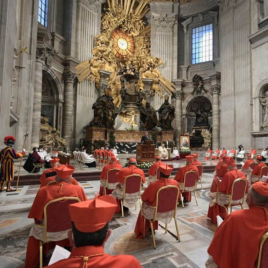 フランシスコ（ローマ教皇）さんのインスタグラム写真 - (フランシスコ（ローマ教皇）Instagram)「EN: Praying and loving, that is what it means to be watchful. When the Church worships God and serves our neighbour, it does not live in the night. However weak and weary, she journeys towards the Lord. Let us now call out to him. Come, Lord Jesus, we need you! #Consistory  ES: Rezar y amar, he aquí la vigilancia. Cuando la Iglesia adora a Dios y sirve al prójimo, no vive en la noche. Aunque esté cansada y abatida, camina hacia el Señor. Invoquémoslo: Ven, Señor Jesús, te necesitamos. #Consistorio  PT: Rezar e amar: aqui está a vigilância. Quando a Igreja adora a Deus e serve o próximo, não vive na noite. Ainda que esteja cansada e provada, caminha rumo ao Senhor. Invoquemo-Lo: Vinde, Senhor Jesus! #Consistório  IT: Pregare e amare, ecco la vigilanza. Quando la Chiesa adora Dio e serve il prossimo, non vive nella notte. Anche se stanca e provata, cammina verso il Signore. Invochiamolo: Vieni, Signore Gesù, abbiamo bisogno di te. #Concistoro  FR: Prier et aimer, voilà la vigilance. Quand l’Eglise adore Dieu et sert le prochain, elle ne vit pas dans la nuit. Même si elle est fatiguée et éprouvée, elle chemine vers le Seigneur. Invoquons-le: Viens, Seigneur Jésus, nous avons besoin de toi. #Consistoire   DE: Beten und lieben, hierin besteht die Wachsamkeit. Wenn die Kirche Gott anbetet und dem Nächsten dient, lebt sie nicht in der Nacht. Auch wenn sie müde und leidgeprüft ist, ist sie zum Herrn hin unterwegs. Rufen wir ihn an: Komm, Herr Jesus, wir sind auf dich angewiesen. #Konsistorium」11月29日 23時53分 - franciscus