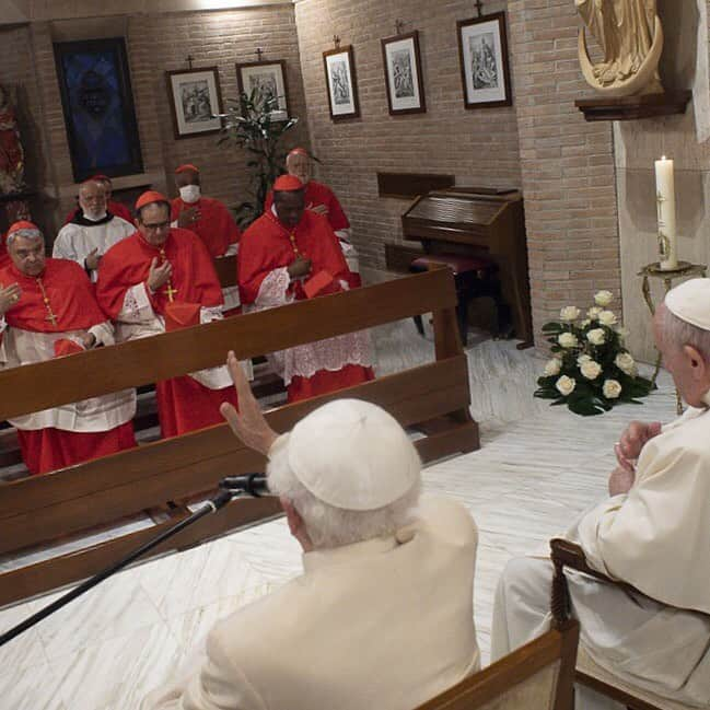 フランシスコ（ローマ教皇）さんのインスタグラム写真 - (フランシスコ（ローマ教皇）Instagram)「EN: Praying and loving, that is what it means to be watchful. When the Church worships God and serves our neighbour, it does not live in the night. However weak and weary, she journeys towards the Lord. Let us now call out to him. Come, Lord Jesus, we need you! #Consistory  ES: Rezar y amar, he aquí la vigilancia. Cuando la Iglesia adora a Dios y sirve al prójimo, no vive en la noche. Aunque esté cansada y abatida, camina hacia el Señor. Invoquémoslo: Ven, Señor Jesús, te necesitamos. #Consistorio  PT: Rezar e amar: aqui está a vigilância. Quando a Igreja adora a Deus e serve o próximo, não vive na noite. Ainda que esteja cansada e provada, caminha rumo ao Senhor. Invoquemo-Lo: Vinde, Senhor Jesus! #Consistório  IT: Pregare e amare, ecco la vigilanza. Quando la Chiesa adora Dio e serve il prossimo, non vive nella notte. Anche se stanca e provata, cammina verso il Signore. Invochiamolo: Vieni, Signore Gesù, abbiamo bisogno di te. #Concistoro  FR: Prier et aimer, voilà la vigilance. Quand l’Eglise adore Dieu et sert le prochain, elle ne vit pas dans la nuit. Même si elle est fatiguée et éprouvée, elle chemine vers le Seigneur. Invoquons-le: Viens, Seigneur Jésus, nous avons besoin de toi. #Consistoire   DE: Beten und lieben, hierin besteht die Wachsamkeit. Wenn die Kirche Gott anbetet und dem Nächsten dient, lebt sie nicht in der Nacht. Auch wenn sie müde und leidgeprüft ist, ist sie zum Herrn hin unterwegs. Rufen wir ihn an: Komm, Herr Jesus, wir sind auf dich angewiesen. #Konsistorium」11月29日 23時53分 - franciscus