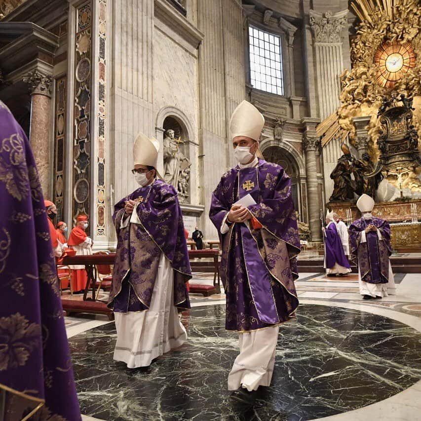フランシスコ（ローマ教皇）さんのインスタグラム写真 - (フランシスコ（ローマ教皇）Instagram)「EN: Praying and loving, that is what it means to be watchful. When the Church worships God and serves our neighbour, it does not live in the night. However weak and weary, she journeys towards the Lord. Let us now call out to him. Come, Lord Jesus, we need you! #Consistory  ES: Rezar y amar, he aquí la vigilancia. Cuando la Iglesia adora a Dios y sirve al prójimo, no vive en la noche. Aunque esté cansada y abatida, camina hacia el Señor. Invoquémoslo: Ven, Señor Jesús, te necesitamos. #Consistorio  PT: Rezar e amar: aqui está a vigilância. Quando a Igreja adora a Deus e serve o próximo, não vive na noite. Ainda que esteja cansada e provada, caminha rumo ao Senhor. Invoquemo-Lo: Vinde, Senhor Jesus! #Consistório  IT: Pregare e amare, ecco la vigilanza. Quando la Chiesa adora Dio e serve il prossimo, non vive nella notte. Anche se stanca e provata, cammina verso il Signore. Invochiamolo: Vieni, Signore Gesù, abbiamo bisogno di te. #Concistoro  FR: Prier et aimer, voilà la vigilance. Quand l’Eglise adore Dieu et sert le prochain, elle ne vit pas dans la nuit. Même si elle est fatiguée et éprouvée, elle chemine vers le Seigneur. Invoquons-le: Viens, Seigneur Jésus, nous avons besoin de toi. #Consistoire   DE: Beten und lieben, hierin besteht die Wachsamkeit. Wenn die Kirche Gott anbetet und dem Nächsten dient, lebt sie nicht in der Nacht. Auch wenn sie müde und leidgeprüft ist, ist sie zum Herrn hin unterwegs. Rufen wir ihn an: Komm, Herr Jesus, wir sind auf dich angewiesen. #Konsistorium」11月29日 23時53分 - franciscus
