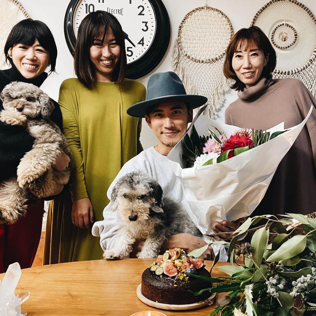 早坂香須子さんのインスタグラム写真 - (早坂香須子Instagram)「ダンロとダンちゃん 会わせてみたら 似てなかった…笑  大ちゃんのお誕生日祝いのケーキは、シンシアガーデンカフェにオーダーしたヴィーガンフォンダンショコラ。  このヴィーガンケーキのしっとりした食感とカカオのビター感、程よい甘さが素晴らしくて、食べても重くならないし罪悪感ゼロ！ 美味しくてペロリでした。 ホールのオーダー、ほんとーにおススメ！ @sincere_garden_cafe   集合写真はもはや親戚感。笑  #dan_journal  #ヴィーガンケーキ #sinceregarden」11月29日 23時56分 - kazukovalentine