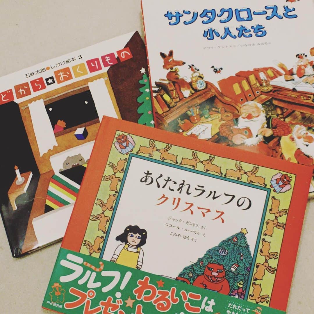 伊藤千晃さんのインスタグラム写真 - (伊藤千晃Instagram)「息子が"クリスマス"というものを理解していない感じだったので絵本で教えようと探しに行って来ました。﻿ ﻿ 気になる本ある？と聞いたら、﻿ 悪そうな猫がついた本をニヤニヤしながら持って来た。﻿ ﻿ （息子は悪そうな、強そうな、怖そうなキャラクターが大好きです。﻿ 鬼滅のキャラクターでも炭治郎とかではなく鬼がいいと言っています、、、）﻿ ﻿ ﻿ じゃあこの本にしようかと私が言ったら、﻿ ﻿ やっぱり猫が怖いからヤダと言い出し、﻿ （鬼が怖くないのに猫が怖い？謎です。）﻿ ﻿ これにする‼︎と持ってきたものは対象年齢に合っていない文字の多い本。﻿ ﻿ さっきの猫のでいいじゃんと言っても、﻿ これがいい‼︎と言い張るので仕方なくこの本を買うことに。。。﻿ ﻿ でも息子の選んだ本はまだ最後まで読むのは難しいと思ったから悪そうな猫の本も念のためと思い手に取り、﻿ ﻿ 私はサンタさんがプレゼントを届けにくるようなお話が良かったから納得がいかず自分で選んだ本も買うことに。﻿ ﻿ 一冊買いに来たつもりが﻿ 結果三冊になってしまった。﻿ ﻿ ﻿ #クリスマス﻿ #絵本﻿ #絵本て増えますよねぇ﻿ #猫悪そうですよねぇ﻿」11月29日 23時57分 - kikichiaki