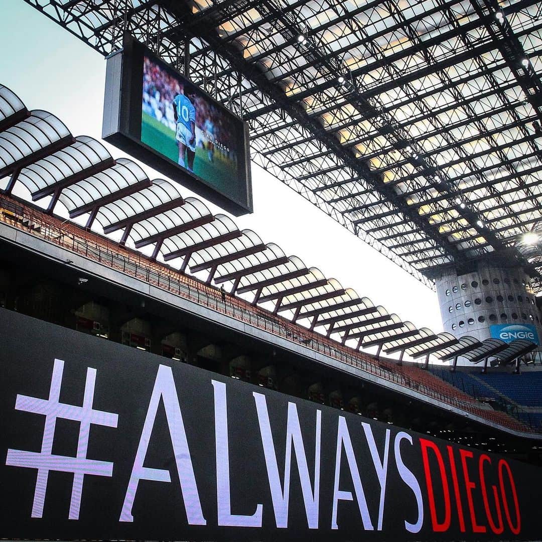 ACミランさんのインスタグラム写真 - (ACミランInstagram)「The dream of every kid, that 🔟 you wore with grace as you became the idol of millions of fans. This is a tribute to your greatness, Diego. #MilanFiorentina #SempreMilan」11月29日 23時57分 - acmilan