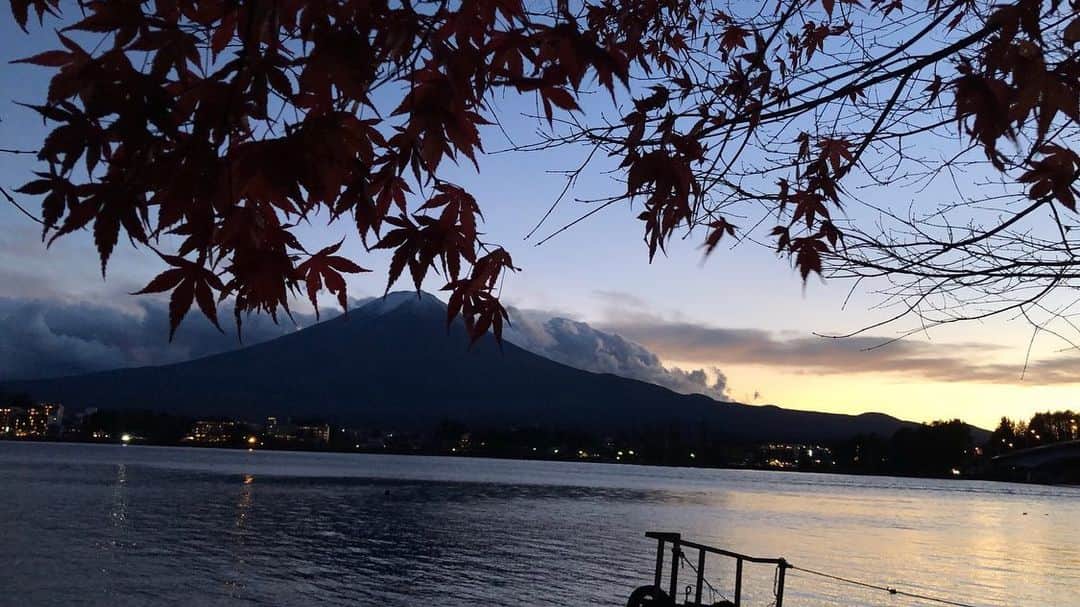 新郷桃子さんのインスタグラム写真 - (新郷桃子Instagram)「××× . 富士山🗻と河口湖と紅葉と、、🍁🦜 朝とは全く違った景観で夕暮れ時もまた幻想的で素敵だった〜、、 やっぱり富士山びっくりするぐらい大きい！ #富士山#河口湖 #紅葉 #富山」11月29日 23時58分 - rinnnnn01