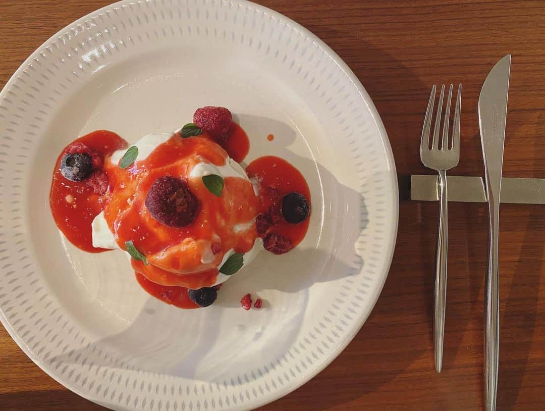 石川龍さんのインスタグラム写真 - (石川龍Instagram)「近所の癒しスポット、Hotel CLASKAが建物の老朽化で間もなく閉館ということで、思い出づくりランチへ。  ・鴨のロースト　1年熟成したインカの目覚め  ・白菜のポタージュ  ・赤い果実のパヴロヴァ  丁寧に金継ぎされた器も良きです。 美味しい料理。  このCLASKAのルーフトップから眺める、抜けの良い東京の景色がとても好きでした。  #claska_finale  #claska」11月30日 0時05分 - slow_night