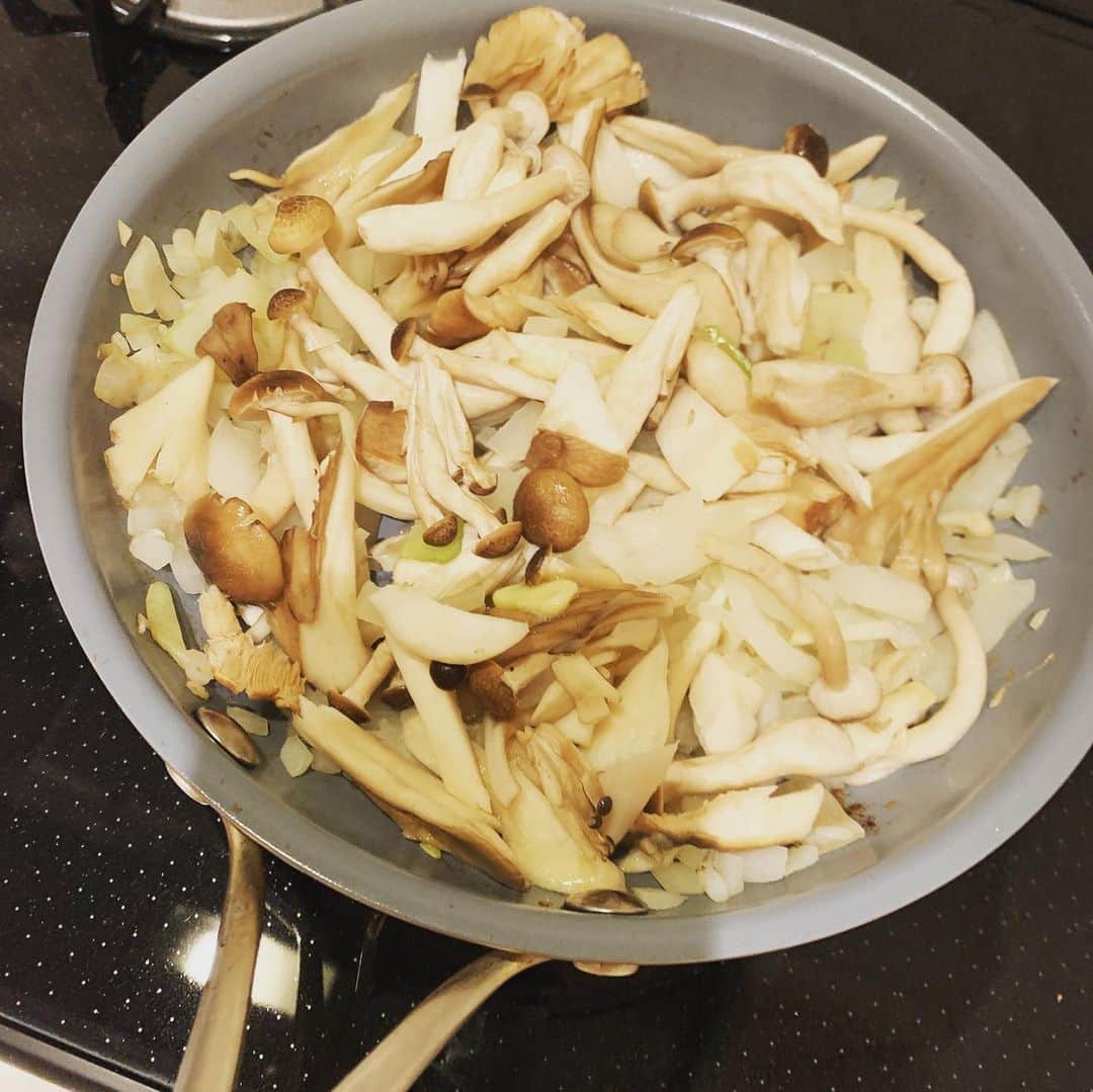 西川史子さんのインスタグラム写真 - (西川史子Instagram)「久しぶりに料理をしました😅 と言っても友人の杉山絵美ちゃんプロデュースの oisixのヴィーガンミールキットなので、切って炒めるだけです。  でも2人分なので、2日目はえのきを加えて食べました。 サトウのごはんと。1人暮らしなんてこんなもの。 2人分で1590円だそうです！ 最後の写真が理想的な仕上がりで全く違うので絵美ちゃんごめんね🙏 同じマンションの優しい彼女には、いつもご飯もらったりお世話になってます。 #ヴィーガン#おいしっくす #杉山絵美#トマトクリームシチュー#野菜たっぷり」11月30日 0時08分 - dr.ayako_nishikawa