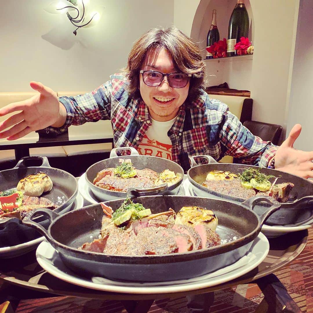 田辺晋太郎さんのインスタグラム写真 - (田辺晋太郎Instagram)「【イイニクの日はNY気分でBLT STEAK 六本木を大満喫！】  というわけで、2020年のイイニクの日は #六本木 にある #bltsteak にて #肉三昧！！  おなじみ #Tボーン やリブロース、サガリなどのステーキも最高でしたが、マグロのタルタルやロブスタビスク、#カキフライ、そして焼きマシュマロ風のデザートも最高に美味しくて、コロナのせいでなかなか #アメリカ に行けない中、#ニューヨーク の風を感じられる素晴らしいメニューとなりました！  羽渕シェフ、マネージャーのトモさんありがとうございました！！  #肉マイスター #田辺晋太郎 #イイニクの日」11月30日 0時18分 - meat_meister_tanabe_shintaro