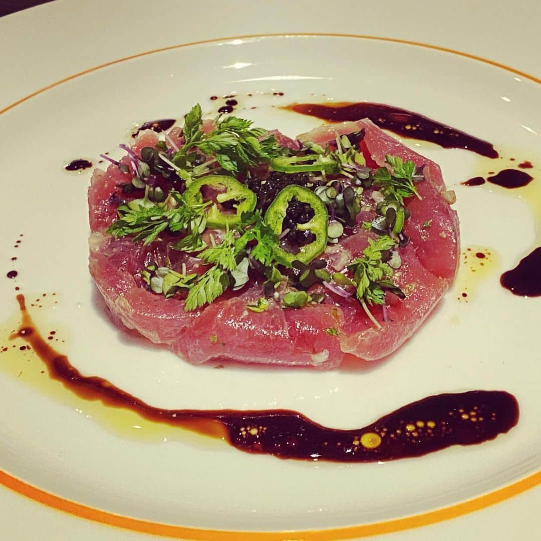 田辺晋太郎さんのインスタグラム写真 - (田辺晋太郎Instagram)「【イイニクの日はNY気分でBLT STEAK 六本木を大満喫！】  というわけで、2020年のイイニクの日は #六本木 にある #bltsteak にて #肉三昧！！  おなじみ #Tボーン やリブロース、サガリなどのステーキも最高でしたが、マグロのタルタルやロブスタビスク、#カキフライ、そして焼きマシュマロ風のデザートも最高に美味しくて、コロナのせいでなかなか #アメリカ に行けない中、#ニューヨーク の風を感じられる素晴らしいメニューとなりました！  羽渕シェフ、マネージャーのトモさんありがとうございました！！  #肉マイスター #田辺晋太郎 #イイニクの日」11月30日 0時18分 - meat_meister_tanabe_shintaro