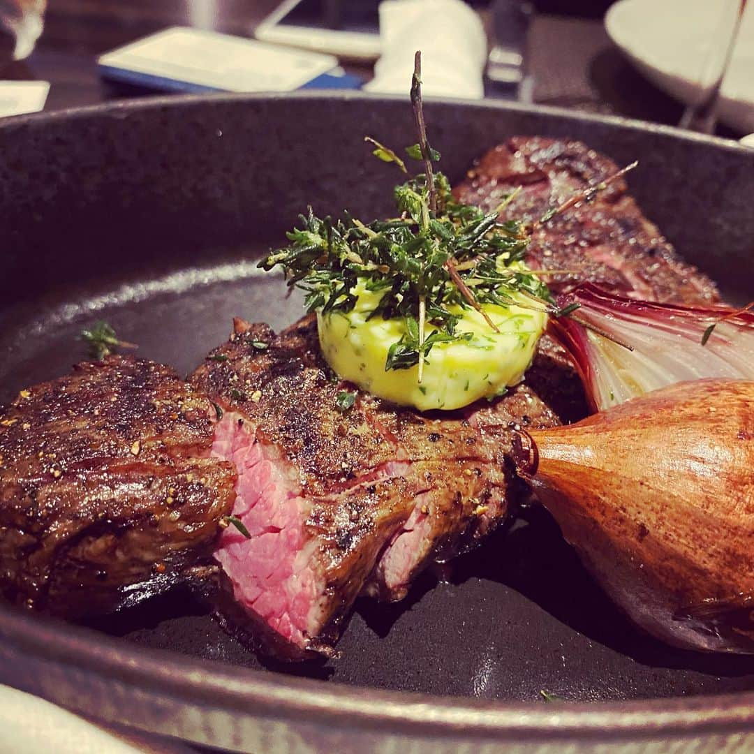 田辺晋太郎さんのインスタグラム写真 - (田辺晋太郎Instagram)「【イイニクの日はNY気分でBLT STEAK 六本木を大満喫！】  というわけで、2020年のイイニクの日は #六本木 にある #bltsteak にて #肉三昧！！  おなじみ #Tボーン やリブロース、サガリなどのステーキも最高でしたが、マグロのタルタルやロブスタビスク、#カキフライ、そして焼きマシュマロ風のデザートも最高に美味しくて、コロナのせいでなかなか #アメリカ に行けない中、#ニューヨーク の風を感じられる素晴らしいメニューとなりました！  羽渕シェフ、マネージャーのトモさんありがとうございました！！  #肉マイスター #田辺晋太郎 #イイニクの日」11月30日 0時18分 - meat_meister_tanabe_shintaro