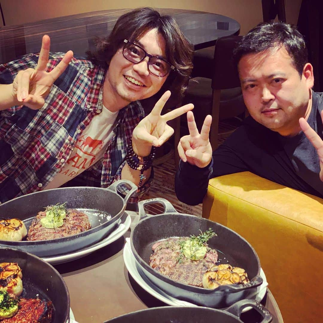 田辺晋太郎さんのインスタグラム写真 - (田辺晋太郎Instagram)「【イイニクの日はNY気分でBLT STEAK 六本木を大満喫！】  というわけで、2020年のイイニクの日は #六本木 にある #bltsteak にて #肉三昧！！  おなじみ #Tボーン やリブロース、サガリなどのステーキも最高でしたが、マグロのタルタルやロブスタビスク、#カキフライ、そして焼きマシュマロ風のデザートも最高に美味しくて、コロナのせいでなかなか #アメリカ に行けない中、#ニューヨーク の風を感じられる素晴らしいメニューとなりました！  羽渕シェフ、マネージャーのトモさんありがとうございました！！  #肉マイスター #田辺晋太郎 #イイニクの日」11月30日 0時18分 - meat_meister_tanabe_shintaro