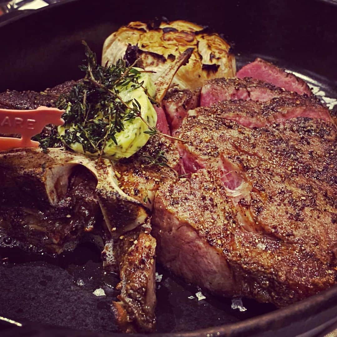 田辺晋太郎さんのインスタグラム写真 - (田辺晋太郎Instagram)「【イイニクの日はNY気分でBLT STEAK 六本木を大満喫！】  というわけで、2020年のイイニクの日は #六本木 にある #bltsteak にて #肉三昧！！  おなじみ #Tボーン やリブロース、サガリなどのステーキも最高でしたが、マグロのタルタルやロブスタビスク、#カキフライ、そして焼きマシュマロ風のデザートも最高に美味しくて、コロナのせいでなかなか #アメリカ に行けない中、#ニューヨーク の風を感じられる素晴らしいメニューとなりました！  羽渕シェフ、マネージャーのトモさんありがとうございました！！  #肉マイスター #田辺晋太郎 #イイニクの日」11月30日 0時18分 - meat_meister_tanabe_shintaro