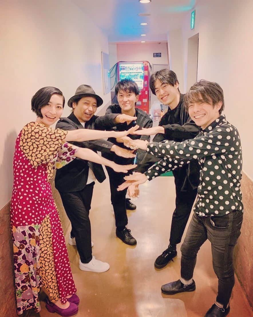 外園一馬さんのインスタグラム写真 - (外園一馬Instagram)「「坂本真綾 IDS! presents Acoustic Live & Talk 2020」千秋楽Zepp Tokyo公演でした！  これにて、今月からスタートした本ツアー、6都市全18公演、無事完走！  最後の最後まで感染対策に奔走して下さったスタッフ、そして何より、その対策に真摯に協力して下さったご来場の全てお客様あっての本日でした。  お客様の前で演奏出来る喜びを噛み締めながら臨んだステージ、どの公演も感動とドラマでいっぱいでした。  このツアーで頂いた割れんばかりの拍手を活力に、明日からより一層頑張れそうです！ 決して、コロナには屈しません！  皆さまがこれからも健康に過ごせますように・・・！  本当に本当に、ありがとうございました！  #坂本真綾 #扇谷研人 #藤谷一郎 #福長雅夫 #外園一馬 #IDS」11月30日 0時13分 - kazumasotozono_gt