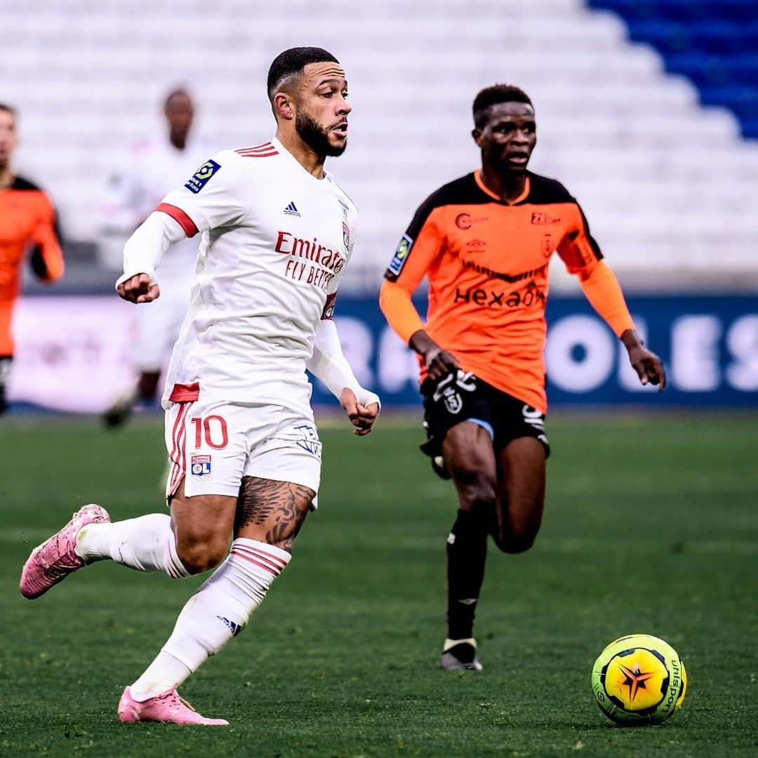 リーグ・アンさんのインスタグラム写真 - (リーグ・アンInstagram)「🇧🇷 @brunog97 🤜⚽️⚽️🤛 @karltokoekambi 🇨🇲 L'@ol s'impose facilement face au @stadedereims et reprend provisoirement la 2e place 💪 !  🆚 #OLSDR (3-0)  Lyon cruise against Stade de Reims and move into second place provisionally! • • #Ligue1UberEats #BrunoGuimaraes #TokoEkambi #OL #OlympiqueLyonnais #GroupamaStadium #Lyon」11月30日 0時14分 - ligue1ubereats