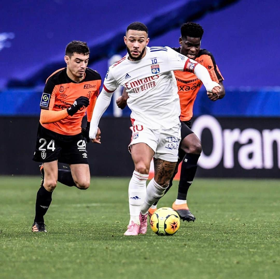 リーグ・アンさんのインスタグラム写真 - (リーグ・アンInstagram)「🇧🇷 @brunog97 🤜⚽️⚽️🤛 @karltokoekambi 🇨🇲 L'@ol s'impose facilement face au @stadedereims et reprend provisoirement la 2e place 💪 !  🆚 #OLSDR (3-0)  Lyon cruise against Stade de Reims and move into second place provisionally! • • #Ligue1UberEats #BrunoGuimaraes #TokoEkambi #OL #OlympiqueLyonnais #GroupamaStadium #Lyon」11月30日 0時14分 - ligue1ubereats