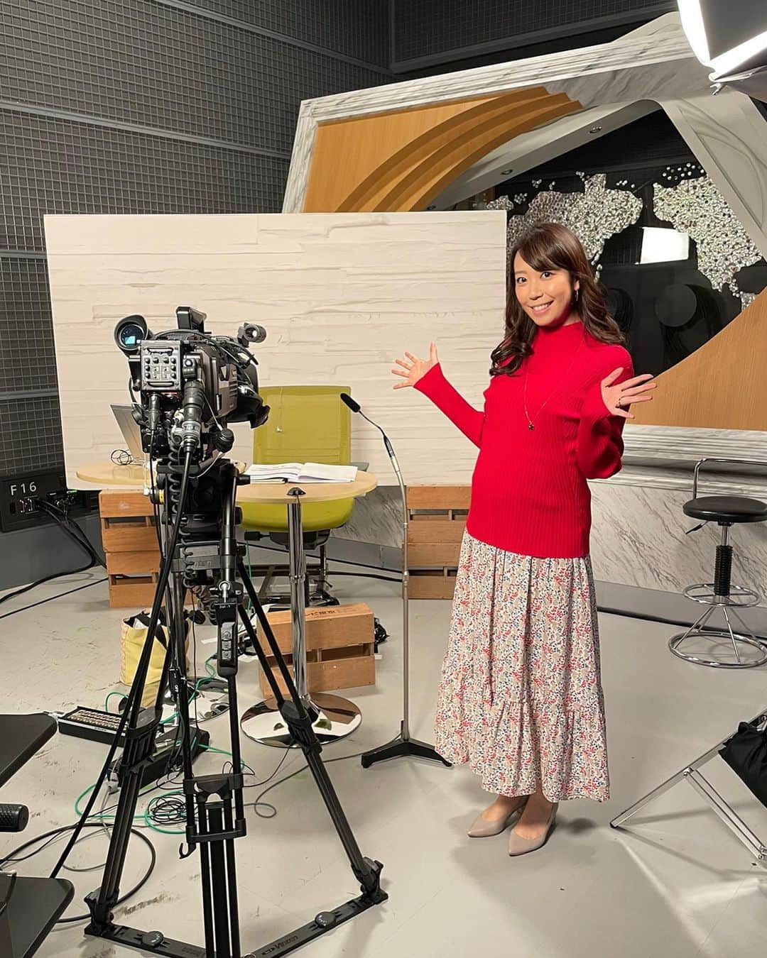 のインスタグラム：「テレ東ビジネスフェス、終了しました‼︎ ご覧いただいた皆さん、有難うございました✨ . WBS初のオンラインイベントでドキドキだったのですが、とっても楽しかった✨ いつもの放送よりさらに鋭く切り込んだ滝田さん、山川さんの解説に、大江さんのチャーミングな歌う姿も⁉︎💕 時間が足りないくらいでした〜。 . リアルタイムでなくても、チケット購入で明日30日の23：59までアーカイブをご覧いただけます‼︎ ぜひっ✨ ↓ t.pia.jp/pia/ticketInfo… #wbs #大江麻理子 さん　#リハーサル中 ちょっと離れて隠し撮り📸 私は感染対策のため、少し離れたところから出演しました🍀 少しずつお腹が目立ってきました。」