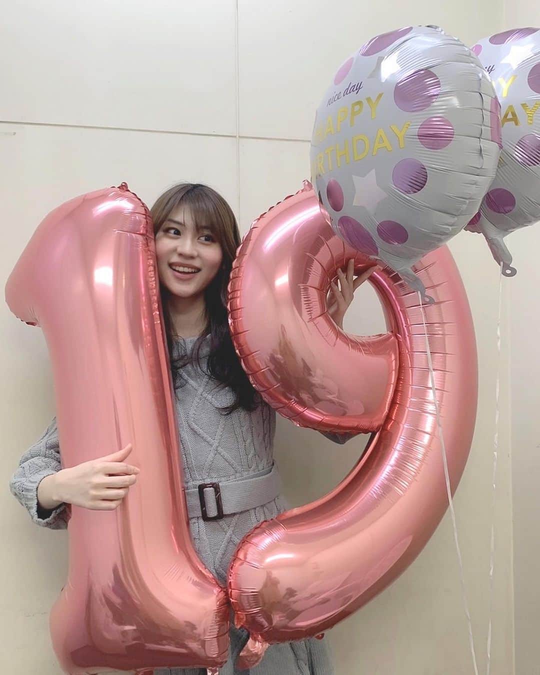 二木蒼生さんのインスタグラム写真 - (二木蒼生Instagram)「#誕生日 #19歳 * 19歳になりました☺︎‼︎ 応援してくださる皆様ありがとうございます🌷   これまで、周りからみたら、なんで?と思われるかもしれない選択をしたこともありました。 チャンスを逃したと言う人もいるかもしれないし、やる気がないととった人もいるかもしれません。 もしかしたら、真子先生やスタッフさんや家族にも、苦労をかけずに済んだかもしれません。 でも、もしもその時に別の道を選んでいたら、きっとこういう活動を続けていられなかったのではないかなと思うし、その時の自分が正しいと信じた道は今でも間違っていなかったと思っています。   今、こんな世の中なのに、新しい曲を作っていただいたり、すごく楽しいと感じながら、新しいチャレンジもさせていただける環境で、もっともっと私自信が努力をしなくてはいけないなと感じています。 * 前日には生誕祭でお祝いしていただきました✨ たくさん来ていただきたい気持ちがあっても、どう呼びかけて良いのか正直迷ってしまうこともあって…皆さん事情もあるだろうし、不安に思いながら来てくださった方もいると思います。本当にありがとうございます。 会場に来てくださったこと、遠くからも応援してくださること感謝しています。 皆さんのおかげで楽しい1日になりました。 お手紙やプレゼントもありがとうございます😭！ まだまだしばらくエンターテイメントには厳しい状況が続くと思いますが、応援してくださる方々に、もっともっと楽しんでいただけるよう、頑張りたいと思っていますので、 19歳の私もよろしくお願いします✿ * #生誕祭 #birthday #19 #1130 #バルーン #風船 #二木蒼生」11月30日 0時24分 - aomushi_kune2