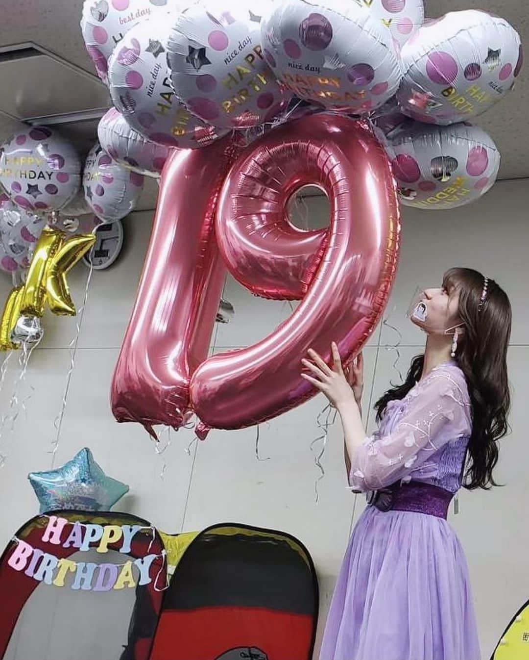 二木蒼生さんのインスタグラム写真 - (二木蒼生Instagram)「#誕生日 #19歳 * 19歳になりました☺︎‼︎ 応援してくださる皆様ありがとうございます🌷   これまで、周りからみたら、なんで?と思われるかもしれない選択をしたこともありました。 チャンスを逃したと言う人もいるかもしれないし、やる気がないととった人もいるかもしれません。 もしかしたら、真子先生やスタッフさんや家族にも、苦労をかけずに済んだかもしれません。 でも、もしもその時に別の道を選んでいたら、きっとこういう活動を続けていられなかったのではないかなと思うし、その時の自分が正しいと信じた道は今でも間違っていなかったと思っています。   今、こんな世の中なのに、新しい曲を作っていただいたり、すごく楽しいと感じながら、新しいチャレンジもさせていただける環境で、もっともっと私自信が努力をしなくてはいけないなと感じています。 * 前日には生誕祭でお祝いしていただきました✨ たくさん来ていただきたい気持ちがあっても、どう呼びかけて良いのか正直迷ってしまうこともあって…皆さん事情もあるだろうし、不安に思いながら来てくださった方もいると思います。本当にありがとうございます。 会場に来てくださったこと、遠くからも応援してくださること感謝しています。 皆さんのおかげで楽しい1日になりました。 お手紙やプレゼントもありがとうございます😭！ まだまだしばらくエンターテイメントには厳しい状況が続くと思いますが、応援してくださる方々に、もっともっと楽しんでいただけるよう、頑張りたいと思っていますので、 19歳の私もよろしくお願いします✿ * #生誕祭 #birthday #19 #1130 #バルーン #風船 #二木蒼生」11月30日 0時24分 - aomushi_kune2