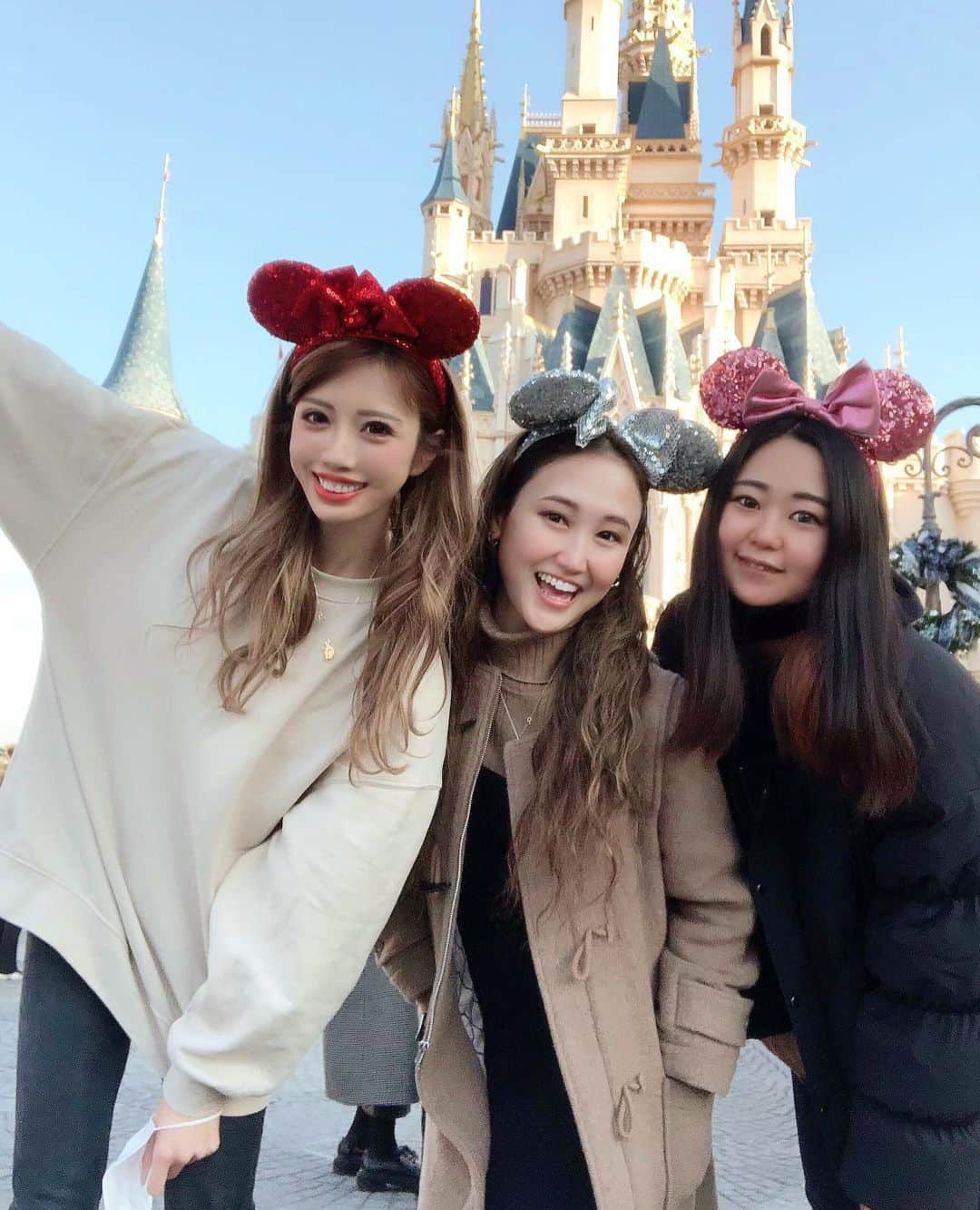 MARIEのインスタグラム：「久々の3人(＋👧🏼)でディズニー🏰 ゆるキャラ2人が娘のお世話をいっぱいしてくれて、本当に助かりました🥲❤️ #新米ママ #プレママ #マタニティ #育児 #妊娠 #ママリ #女の子ママ #赤ちゃん #ママ友 #主婦 #mama #instagood #ディズニー #ディズニーランド #ディズニーシー #子連れディズニー  #tokyodisneyland #disneyland #disney #disneysea #ディズニーランド #ディズニーシー #ダッフィー #ダッフィーコーデ」