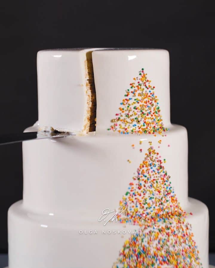 オリガ・ノスコワのインスタグラム：「Honey Cake Recipe🍯🔥. . Christmas is all around me 🎄 Do you feel the New Year and Christmas spirit? Who is waiting presents?🎁. . Honey cake or Medovik are one of the most popular cakes in Russia. This is a honey torte or multi-layered cake of flat biscuits (cookies) with a creamy filling. The cake has cookie type layers that can range from 5 to 10 layers. I think every Russian baker has their own version of this cake. It takes a little time and patience to make this cake, but it is well worth it! In the photo is a version of a modern honey cake. I covered it with mousse and mirror glaze on top💥. . Detailed steps for working with mousse cakes and mirror glaze, I tell in my video tutorials. BLACK FRIDAY SALE 50% OFF Until December 1🔥. Follow the links in bio👆 and in the ‘Pastry school’ collection in my Story Highlights to access the tutorials😉. . Honey Cake Recipe🍯. . Ingredients: 120g unsalted butter  120g honey  100g granulated sugar  380g plain flour (plus extra for dusting) 7g baking powder 1g salt  100g eggs vanilla pod . . Method: Add sugar, salt, honey and butter to a medium sauce pan and melt them together over low heat or in a water bath and whisking occasionally until sugar is melted (7-10 mins). Remove the pan from the heat and put aside to cool slightly. . Add in your beaten eggs and vanilla in a slow steady stream while whisking vigorously until all of your eggs are incorporated (whisk constantly so you don’t end up with scrambled eggs). . Mix the flour and baking powder. Add these ingredients little by little and mix with a wooden spoon until fully combined, unthil the dough reaches a clay consistency and doesn’t stick to your hands.The finished result will resemble a slightly softer and more pliable gingerbread dough. . Cut the dough into 8 equal pieces and move on to the next step right away. Draw a 20-22cm-diameter circle on the back of each piece of parchment paper – this will act as a template for the cake layers. On a well-floured surface, roll each piece out into a thin circle (about 3-4mm thick).You can sprinkle the top with a little flour too to keep dough from sticking to your rolling pin.  Continuation of the text in the comments👇」